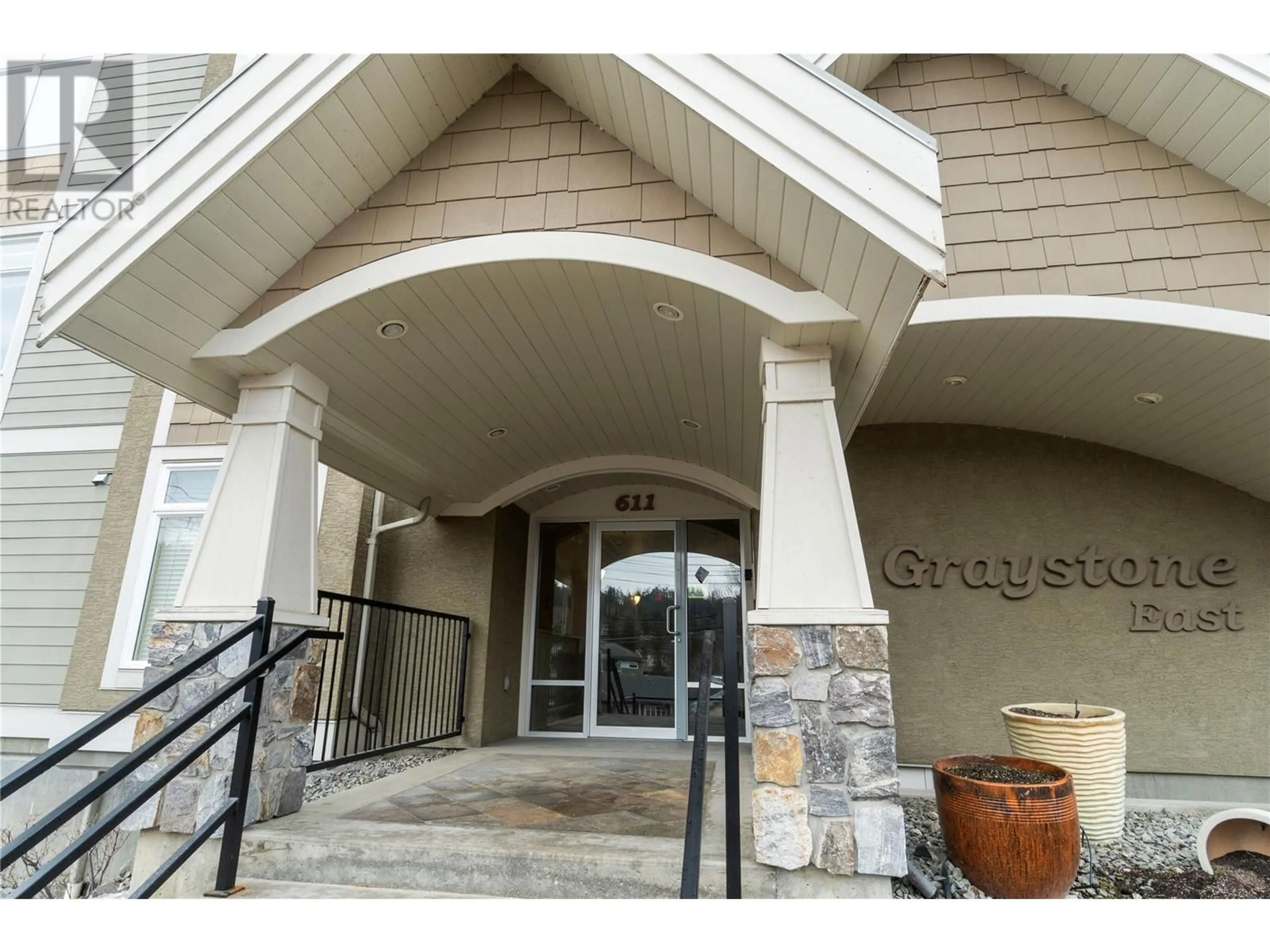 Indoor foyer for 104 - 611 SHUSWAP STREET SOUTHWEST, Salmon Arm British Columbia V1E0A2