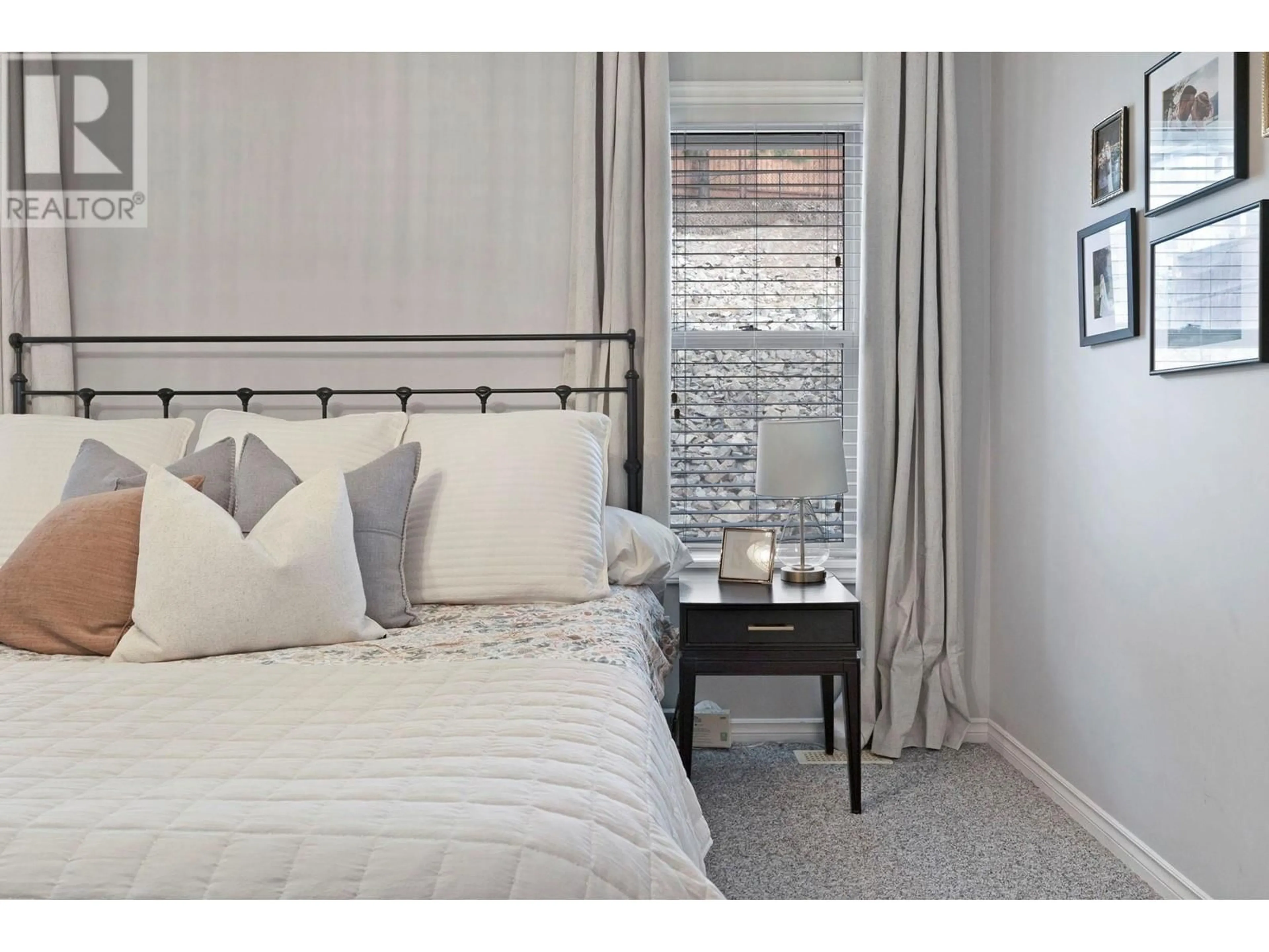 Bedroom with bed, unknown for 2196 LILLOOET CRESCENT, Kelowna British Columbia V1V1W3