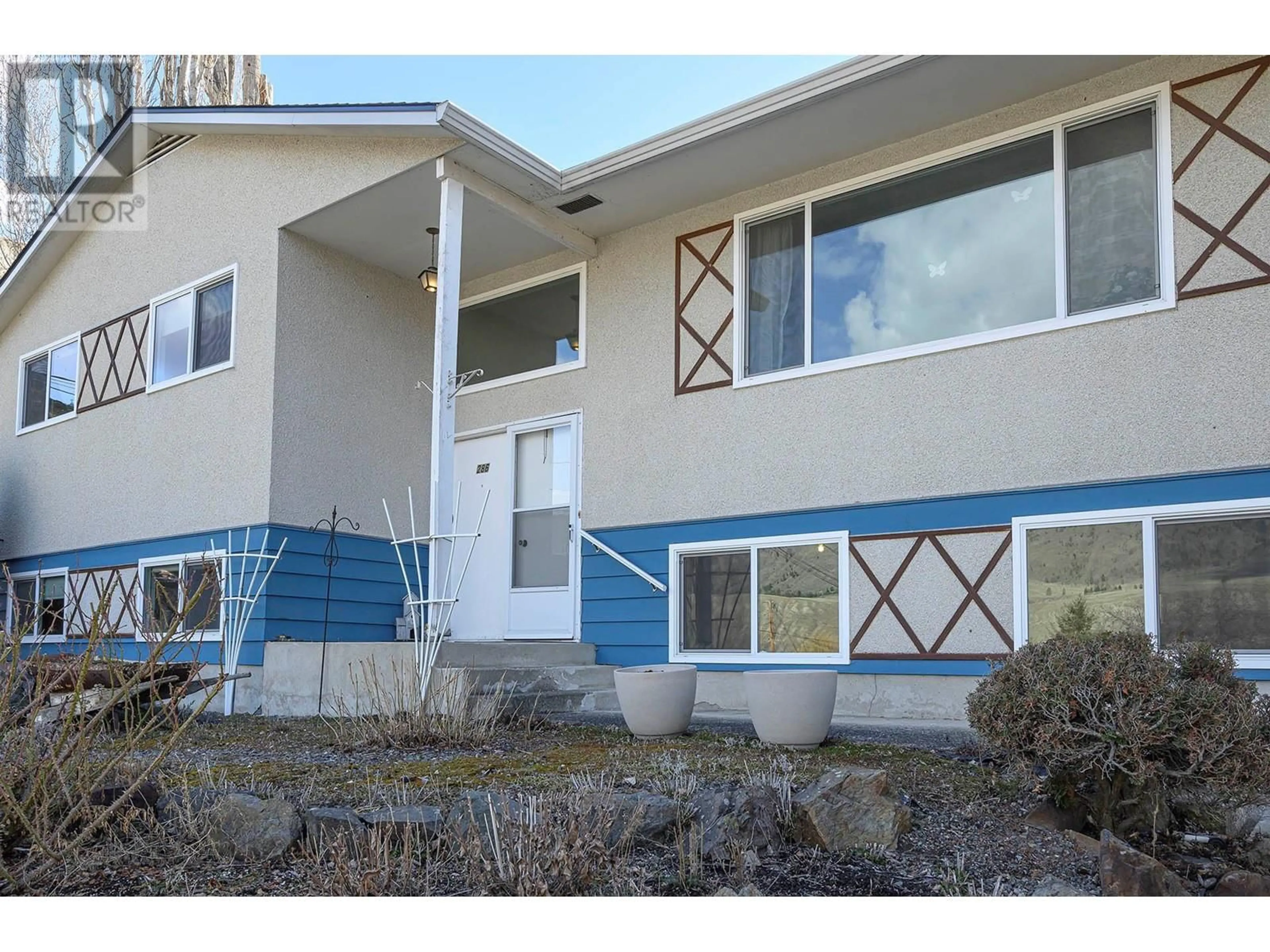 Home with vinyl exterior material, street for 286 MCKAY PLACE, Kamloops British Columbia V2C4R7