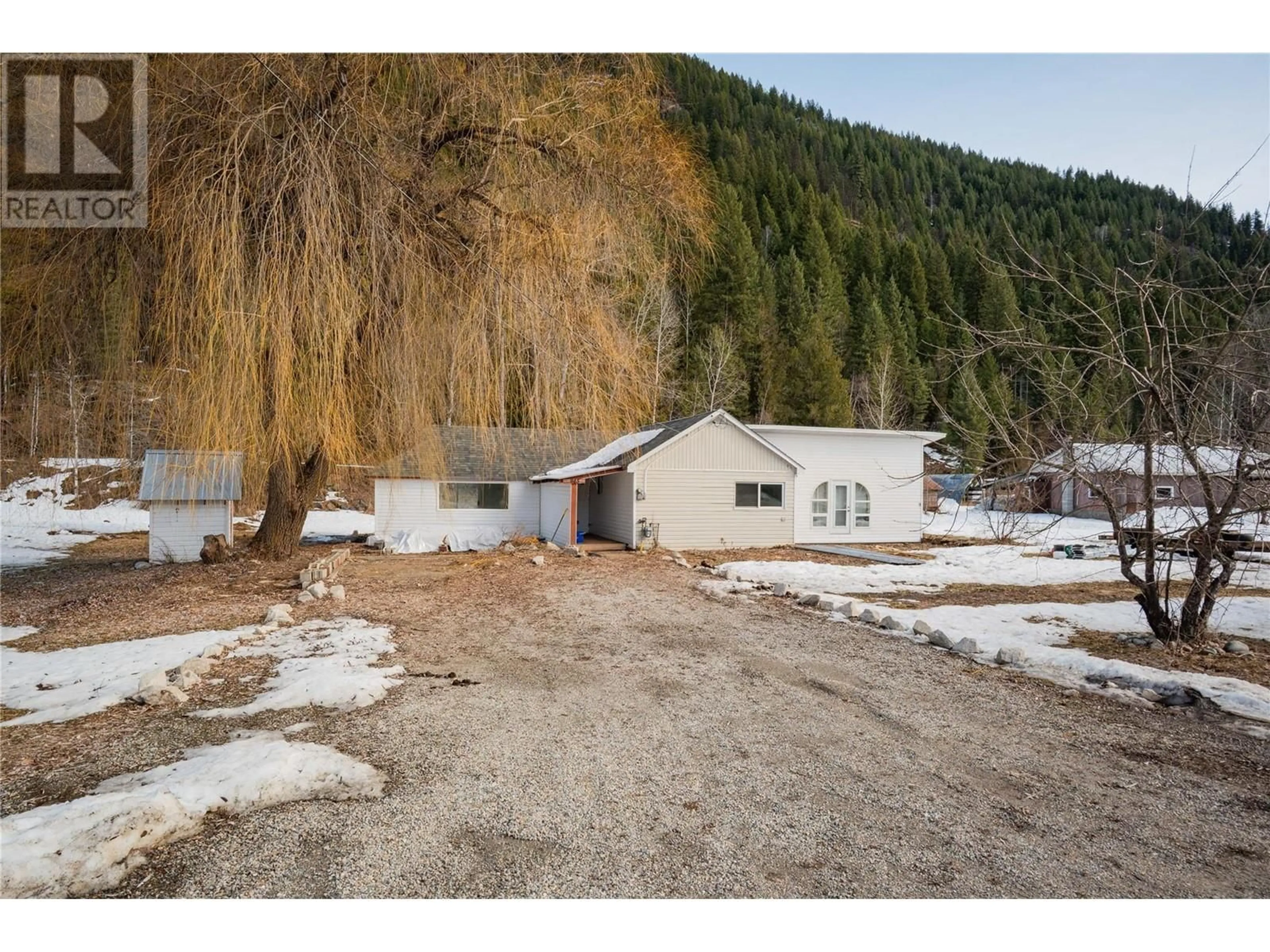 A pic from outside/outdoor area/front of a property/back of a property/a pic from drone, mountain view for 945 AIRPORT Road, Salmo British Columbia V0G1Z0