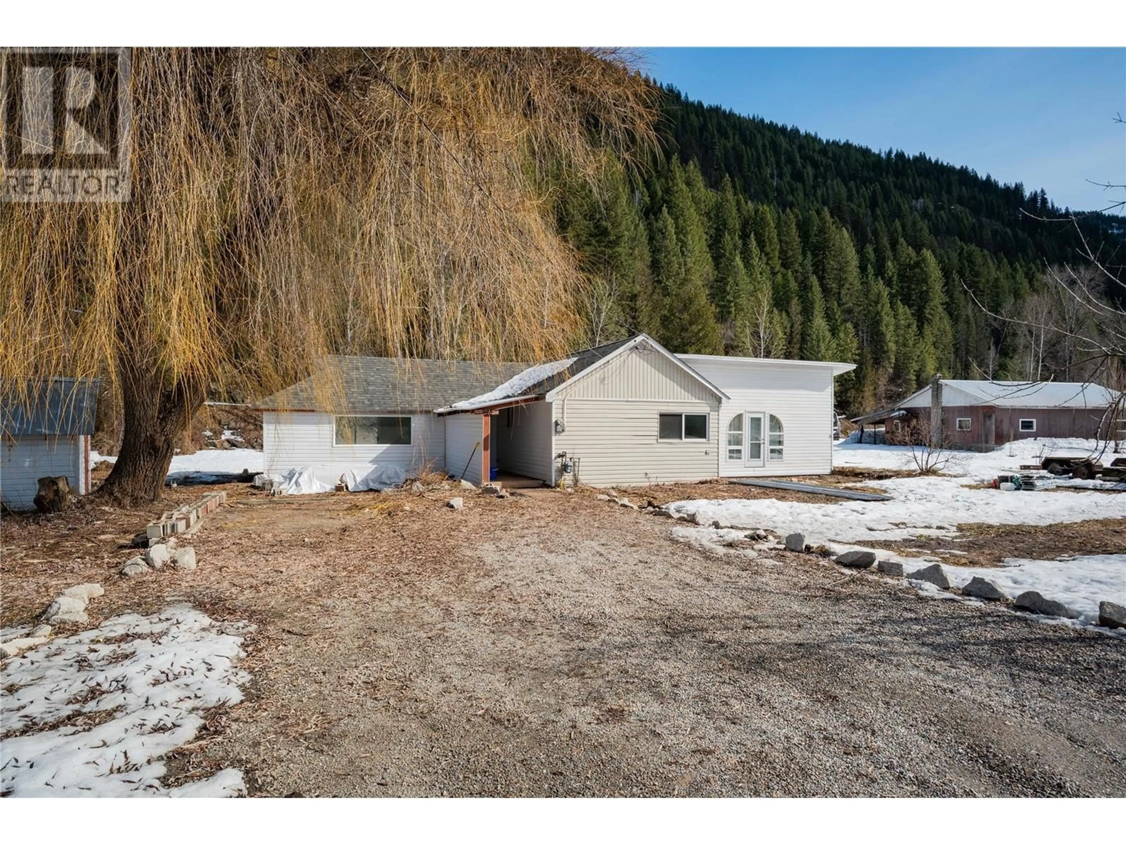 A pic from outside/outdoor area/front of a property/back of a property/a pic from drone, unknown for 945 AIRPORT Road, Salmo British Columbia V0G1Z0