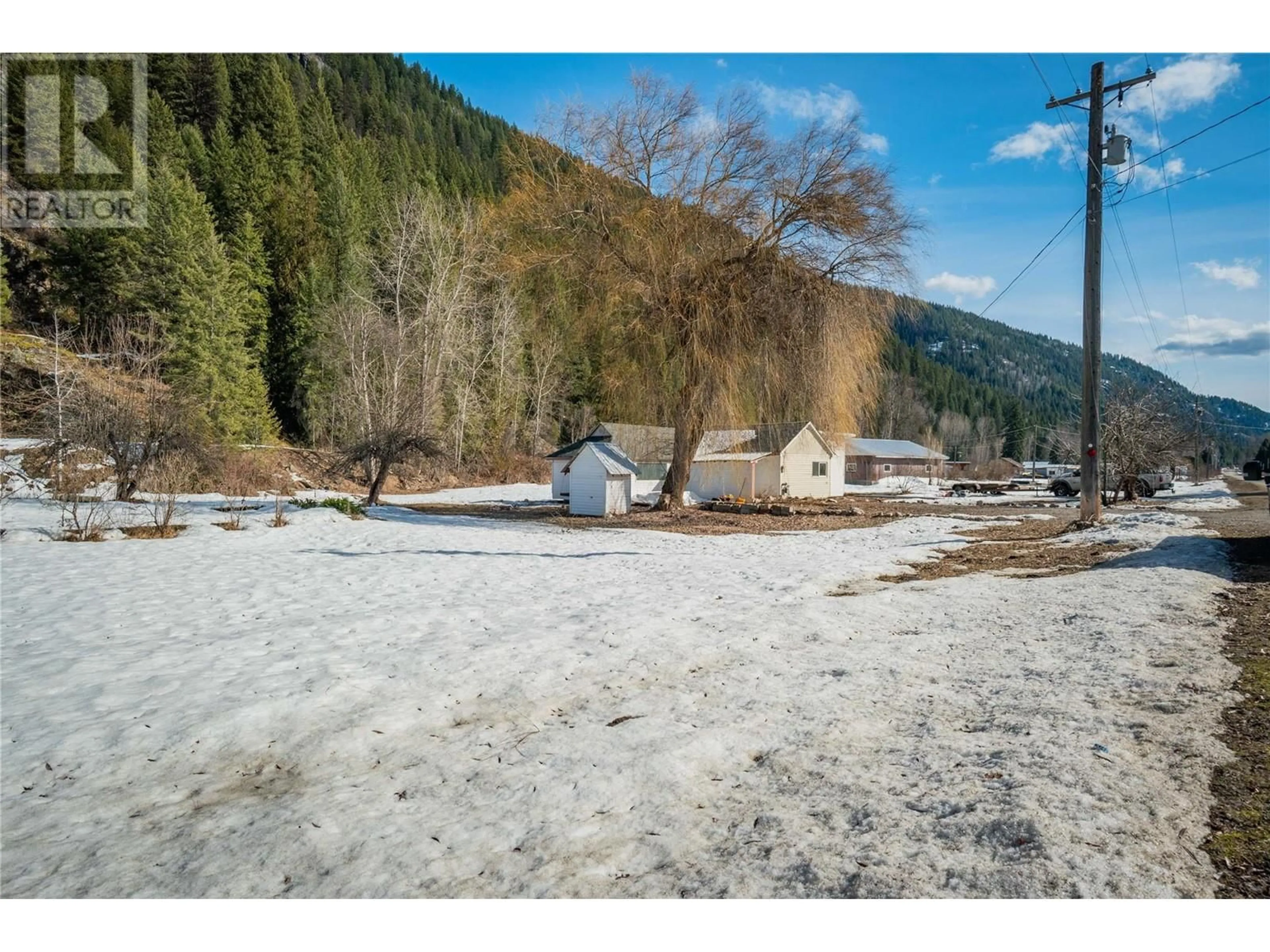 A pic from outside/outdoor area/front of a property/back of a property/a pic from drone, mountain view for 945 AIRPORT Road, Salmo British Columbia V0G1Z0