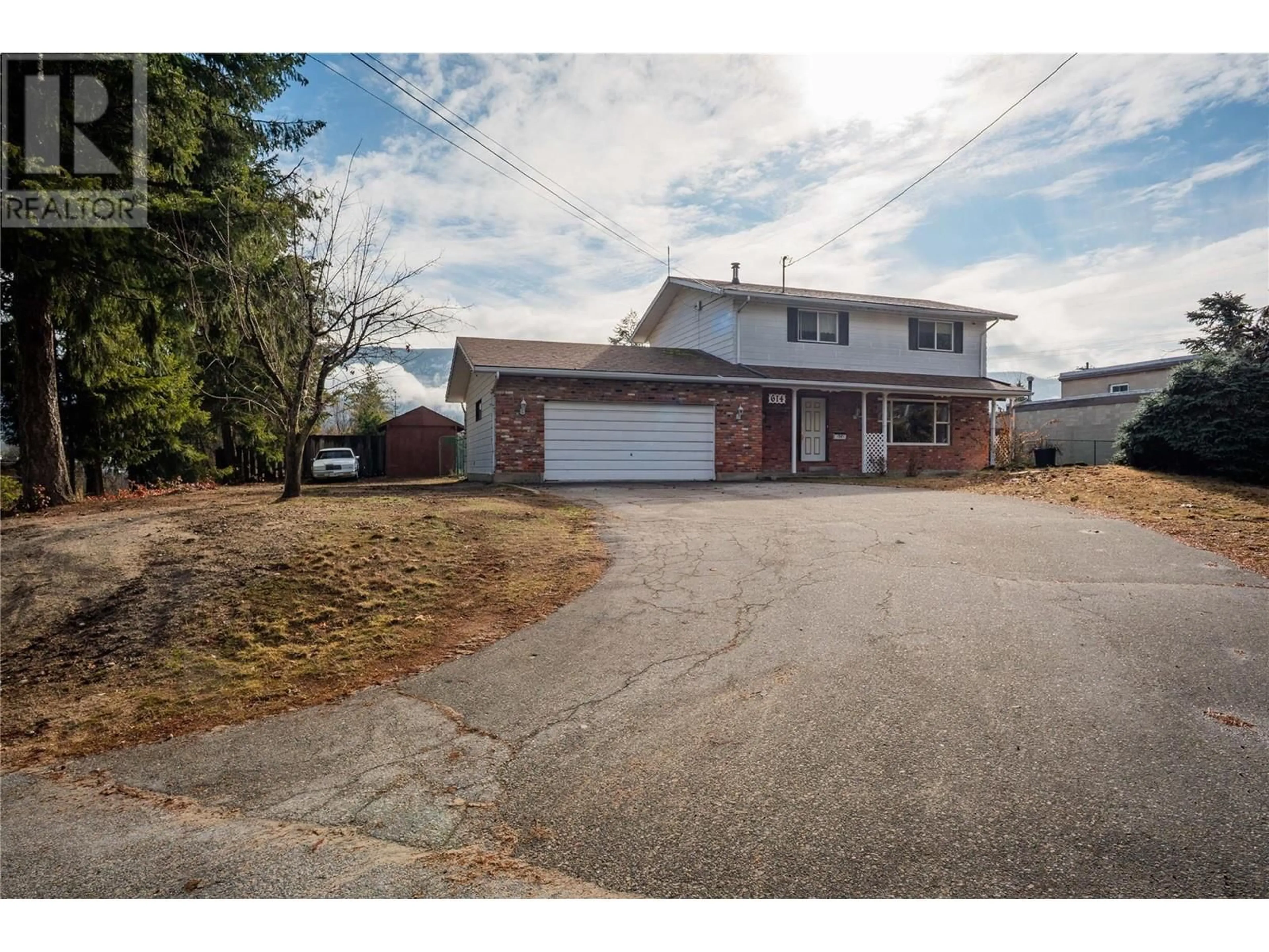 A pic from outside/outdoor area/front of a property/back of a property/a pic from drone, street for 614 12TH STREET, Castlegar British Columbia V1N2K3