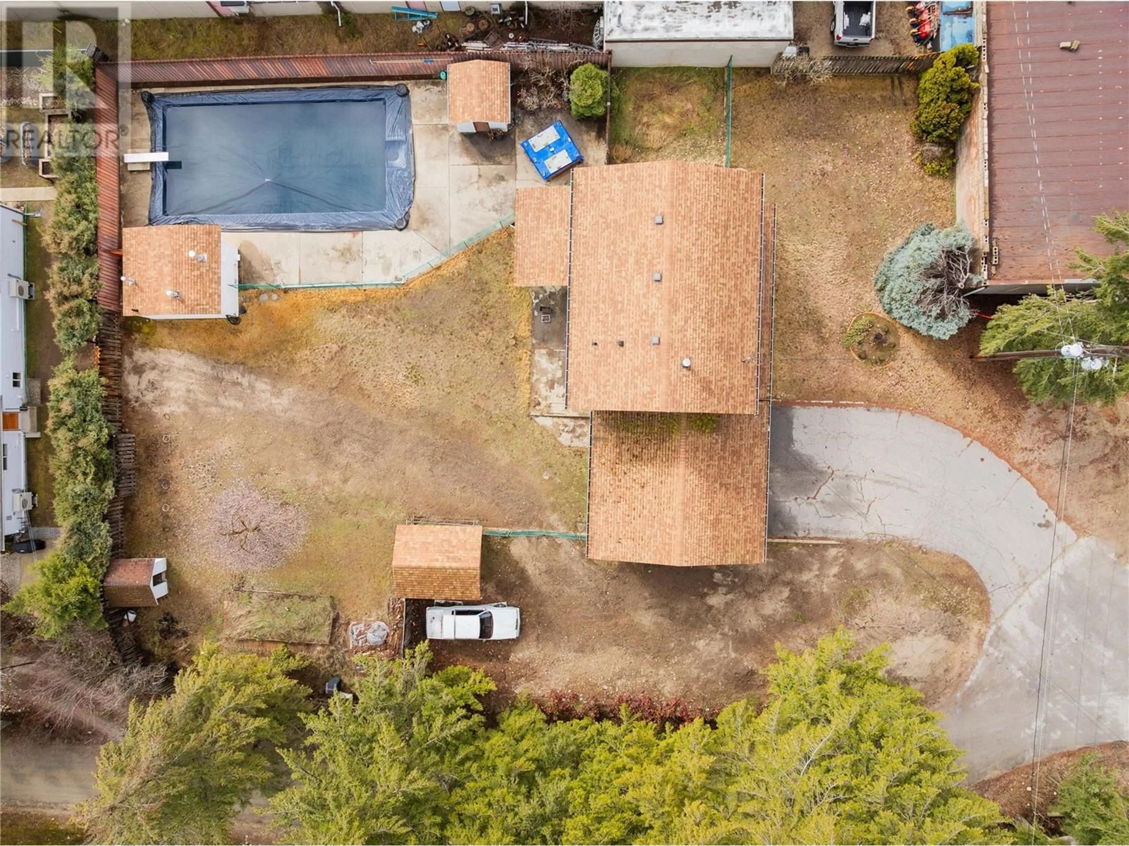 A pic from outside/outdoor area/front of a property/back of a property/a pic from drone, street for 614 12TH STREET, Castlegar British Columbia V1N2K3