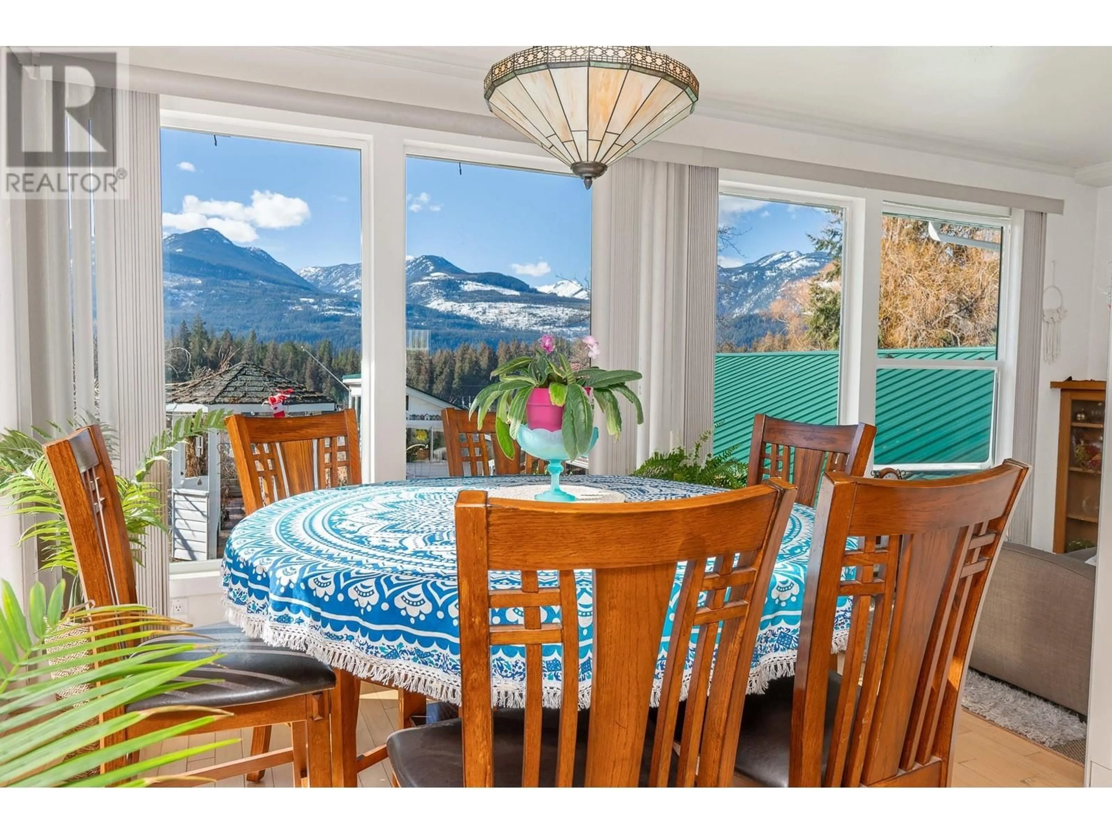 Dining room, wood/laminate floor for 1529 Russel Avenue, Riondel British Columbia V0B2B0