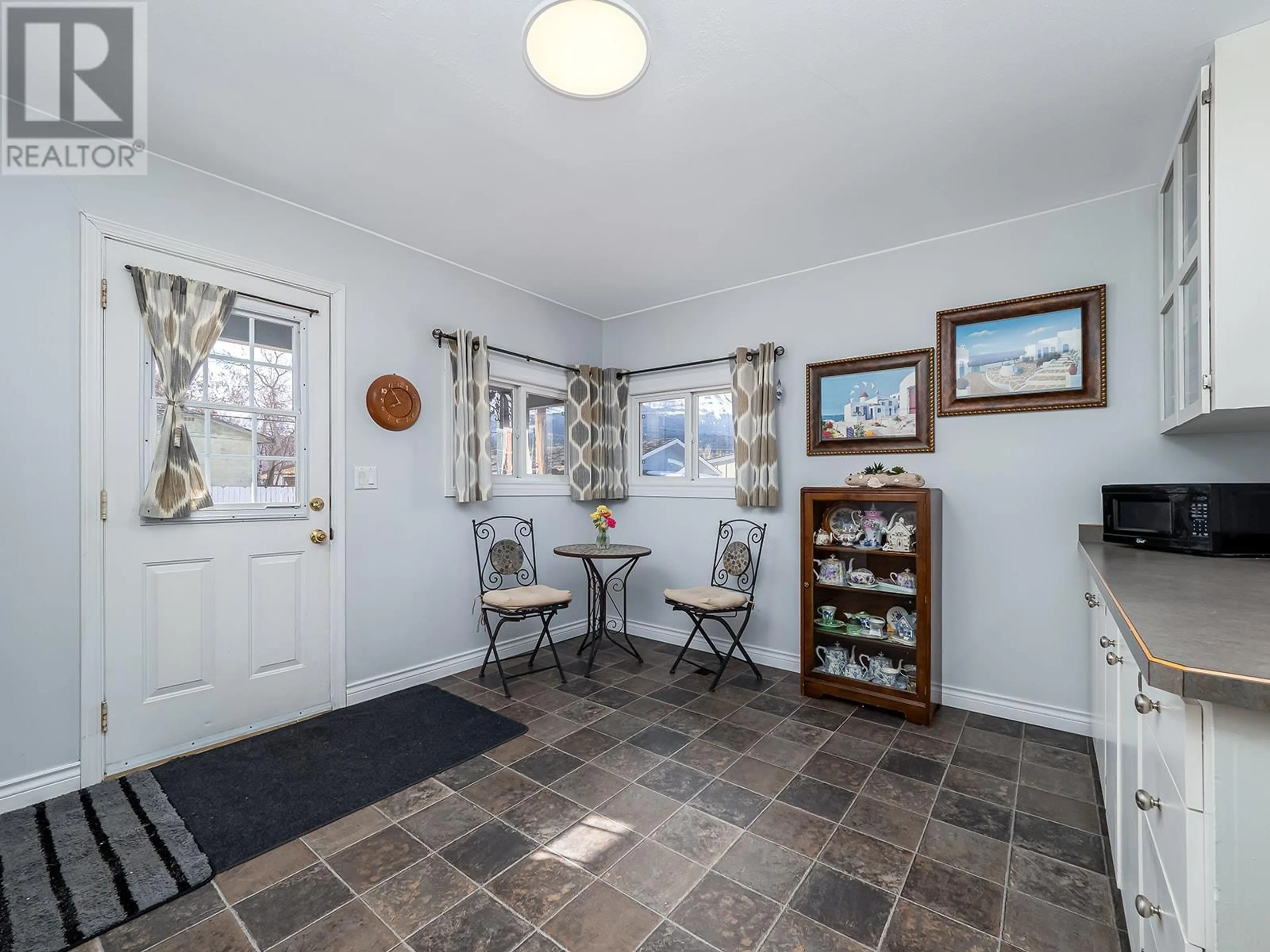 Indoor entryway for 1230 12TH STREET SOUTH, Golden British Columbia V0A1H0