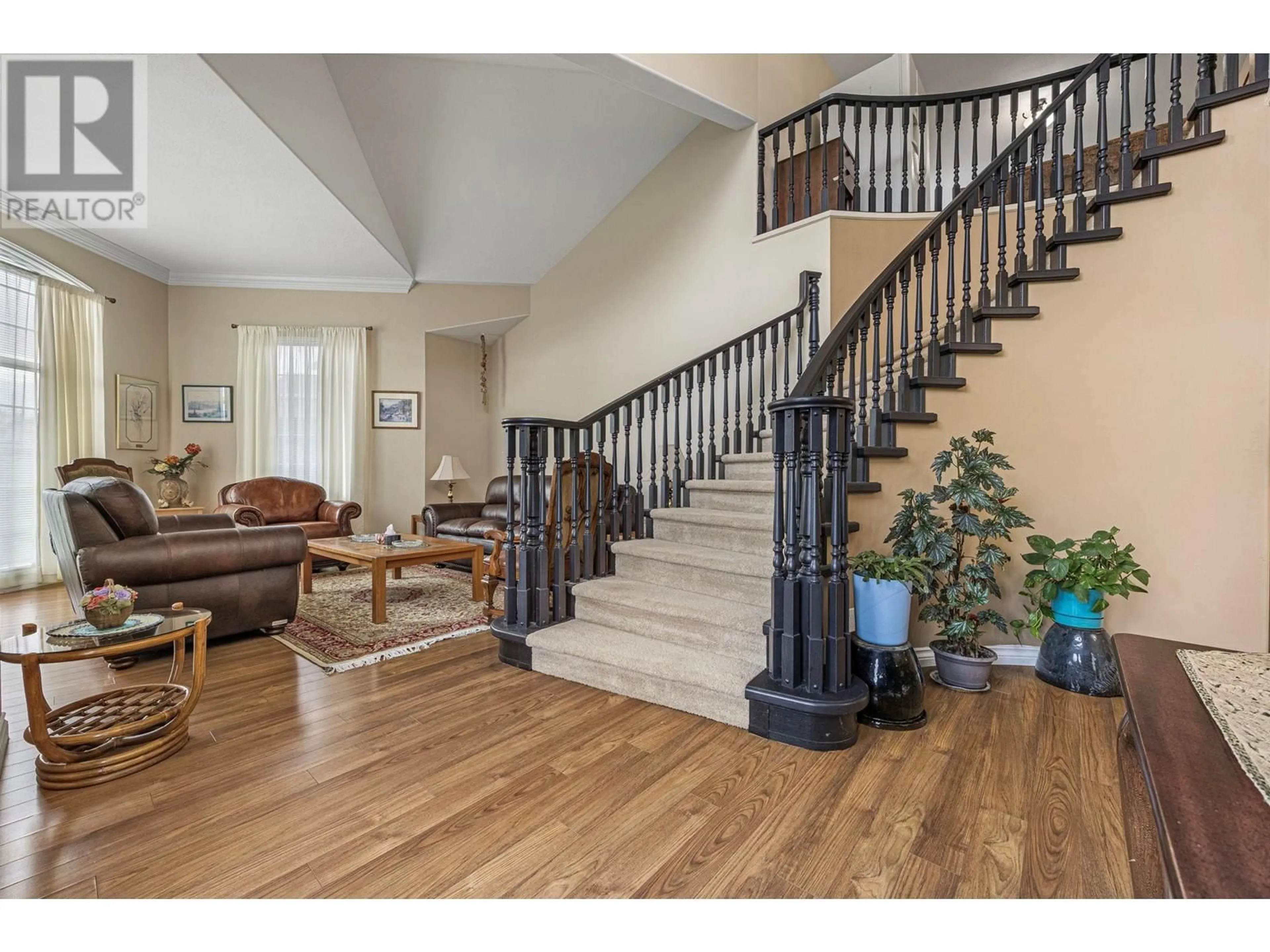 Indoor foyer for 1614 Lindsay Drive, Kelowna British Columbia V1V1T5