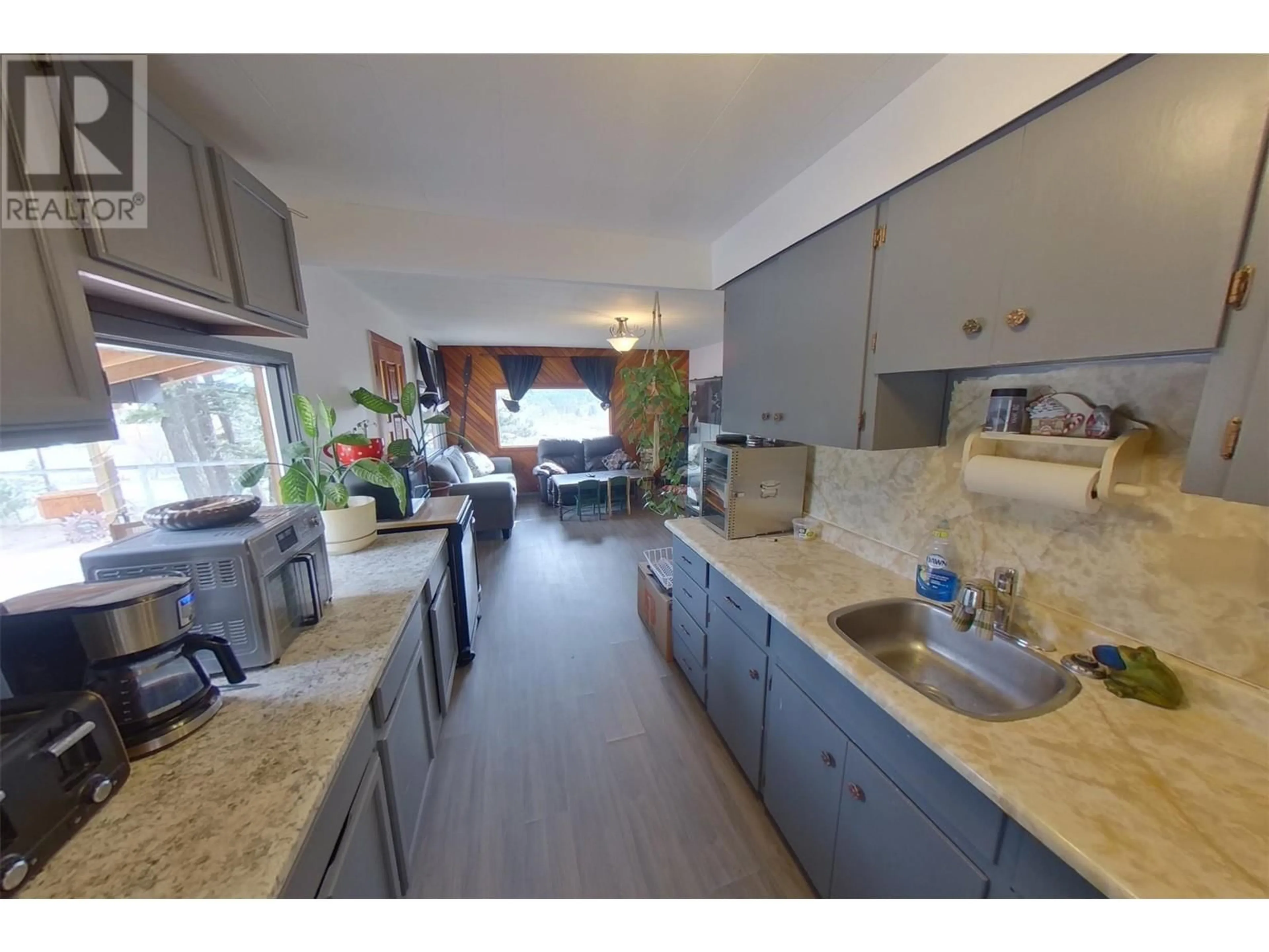 Open concept kitchen, ceramic/tile floor for 2201 3/95 Highway, Cranbrook British Columbia V1C6W8