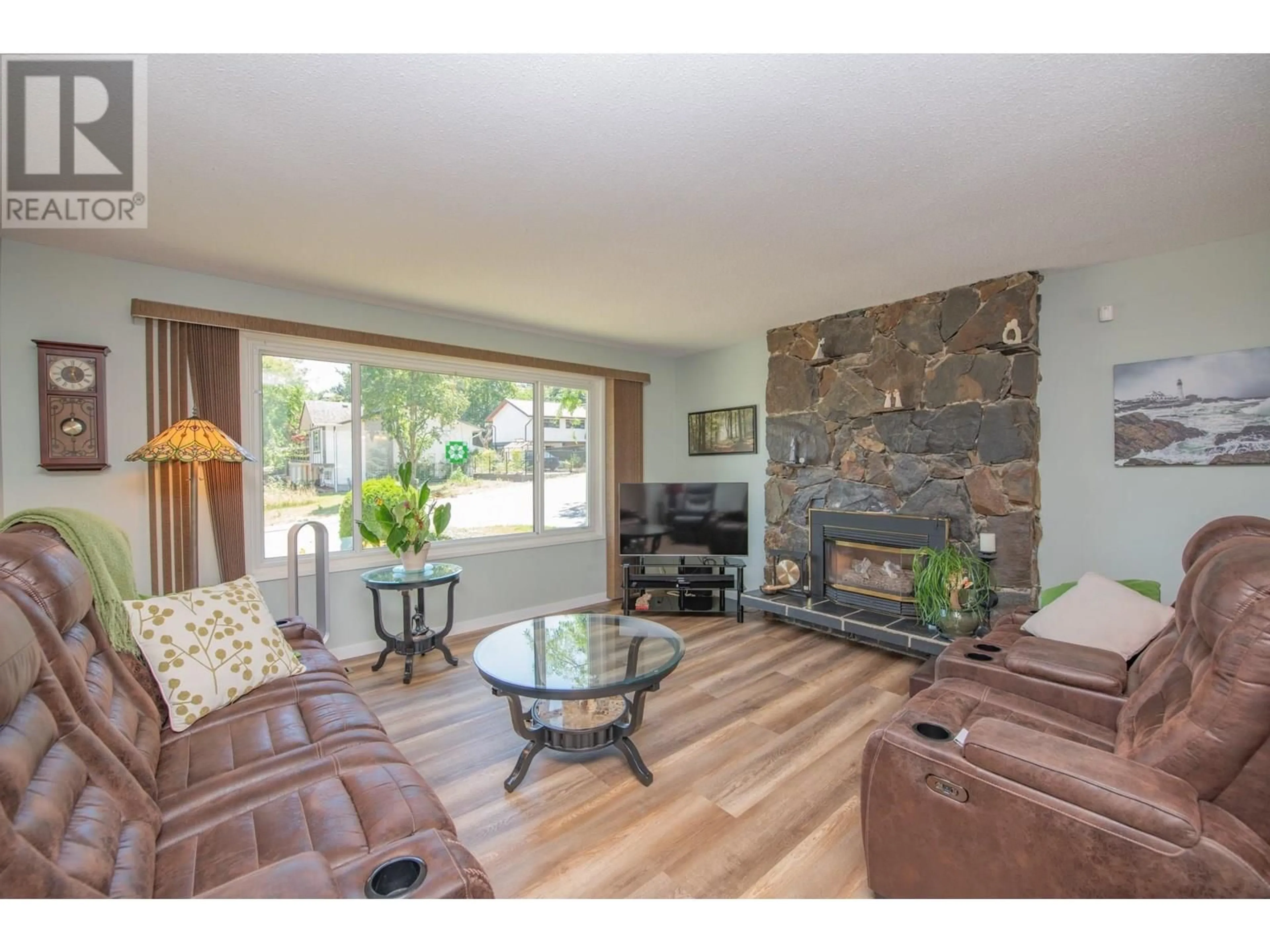 Living room with furniture, unknown for 2112 40 STREET, Vernon British Columbia V1T7P2