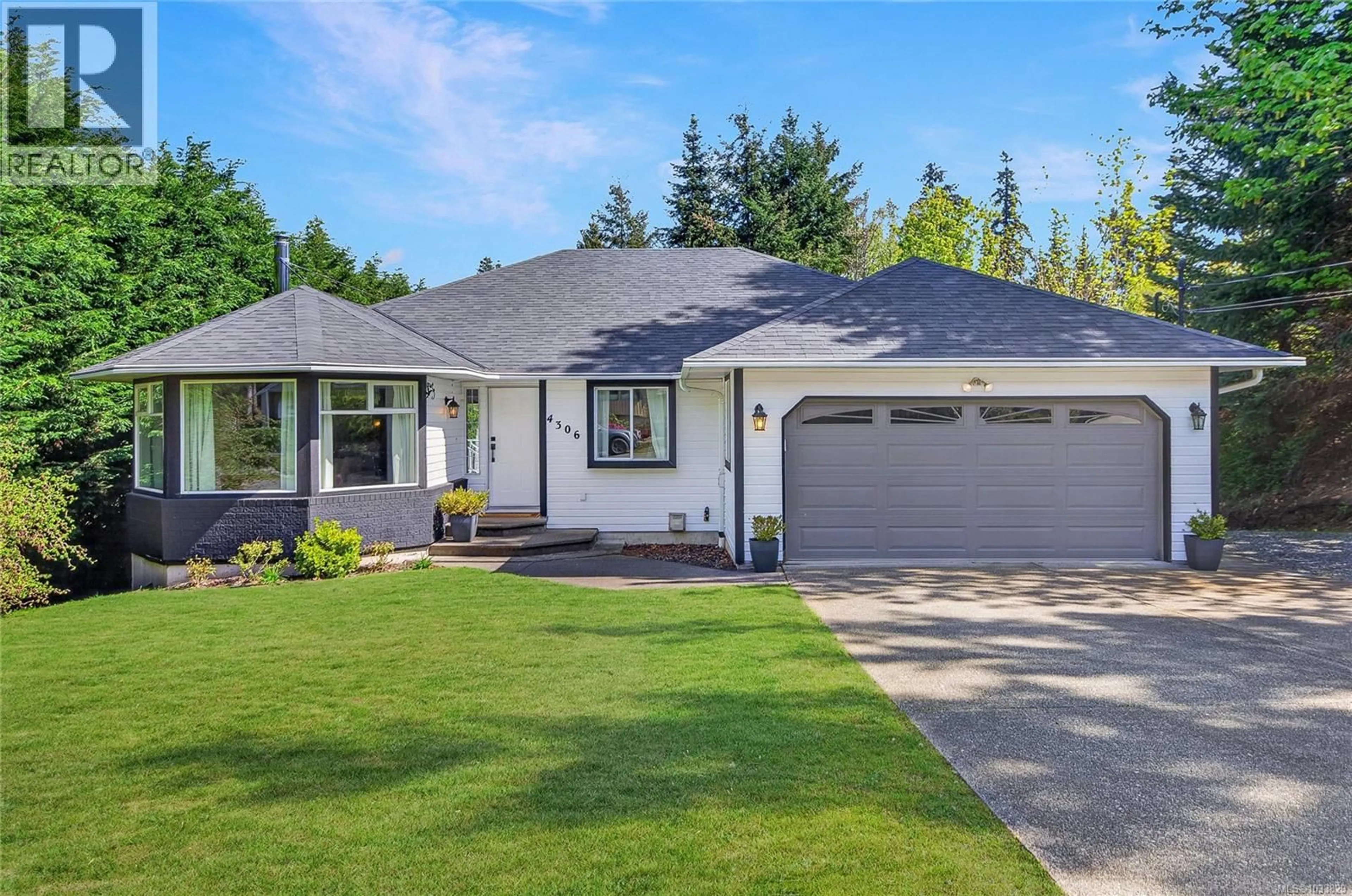 Home with vinyl exterior material, street for 4306 BRIARDALE ROAD, Royston British Columbia V9N9R7