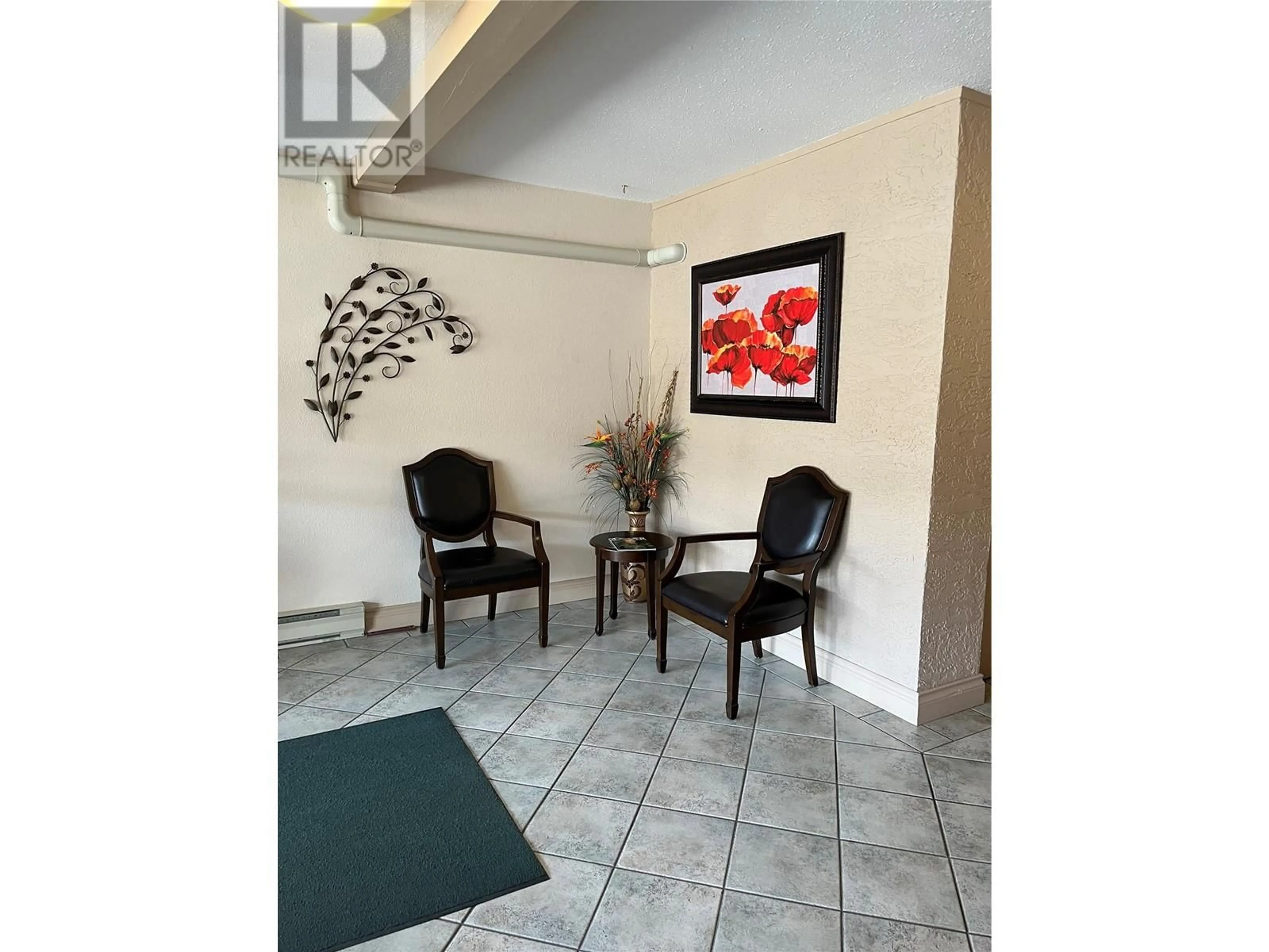 Indoor foyer for 262 Kinney Avenue Unit# 211, Penticton British Columbia V2A3N9