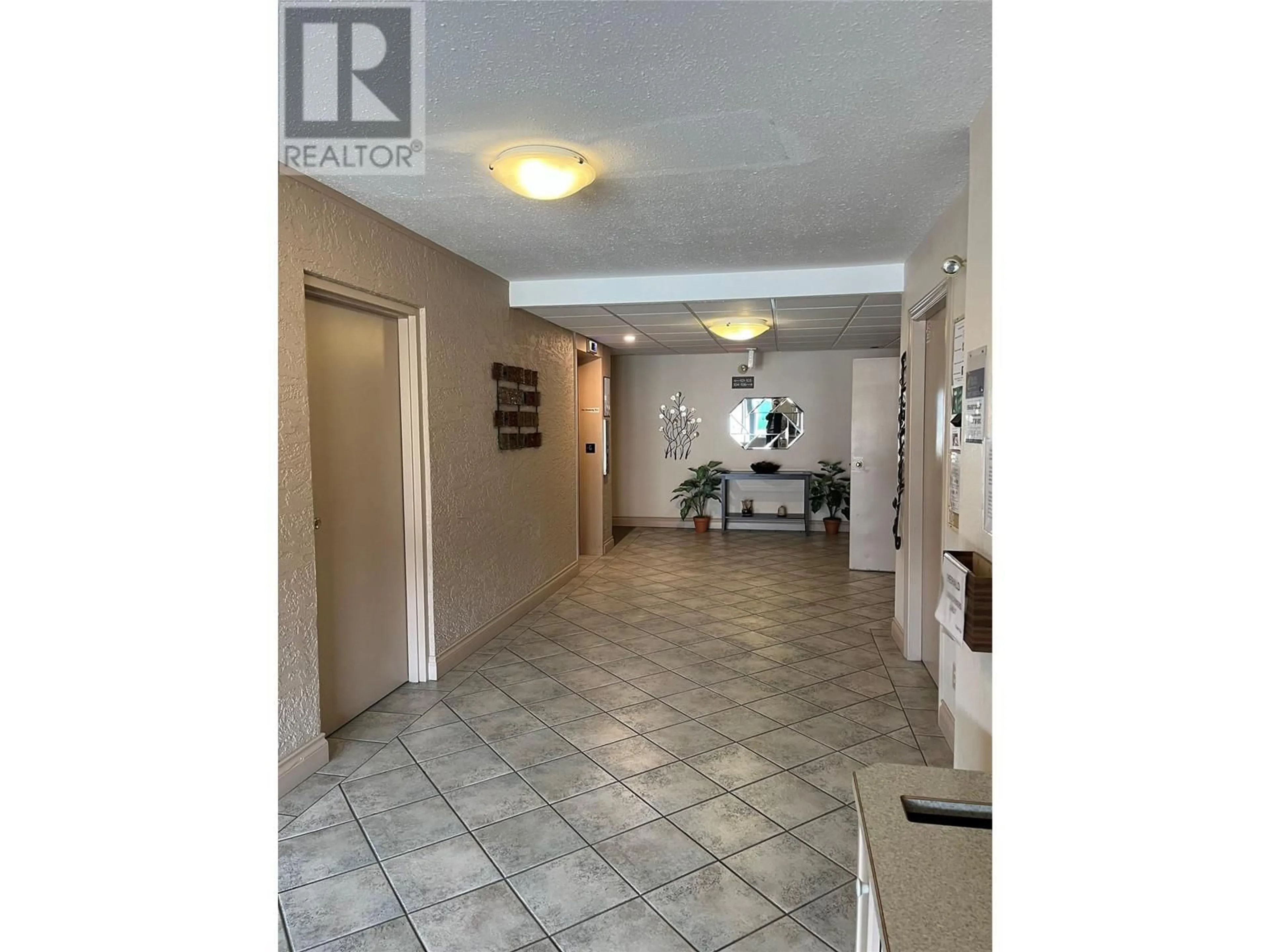 Indoor foyer for 262 Kinney Avenue Unit# 211, Penticton British Columbia V2A3N9