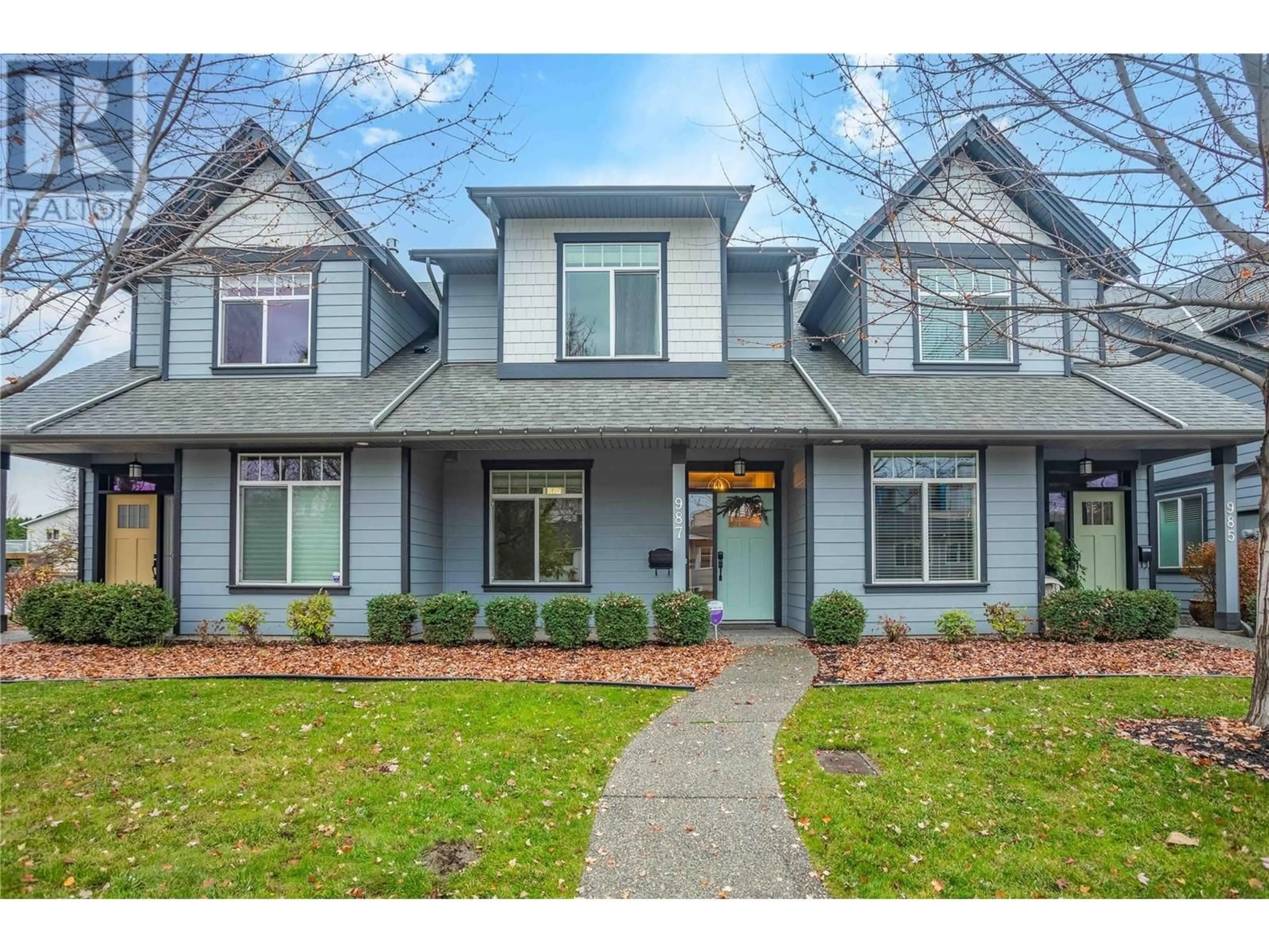 Home with vinyl exterior material, street for 987 LAURIER AVENUE, Kelowna British Columbia V1Y6A9