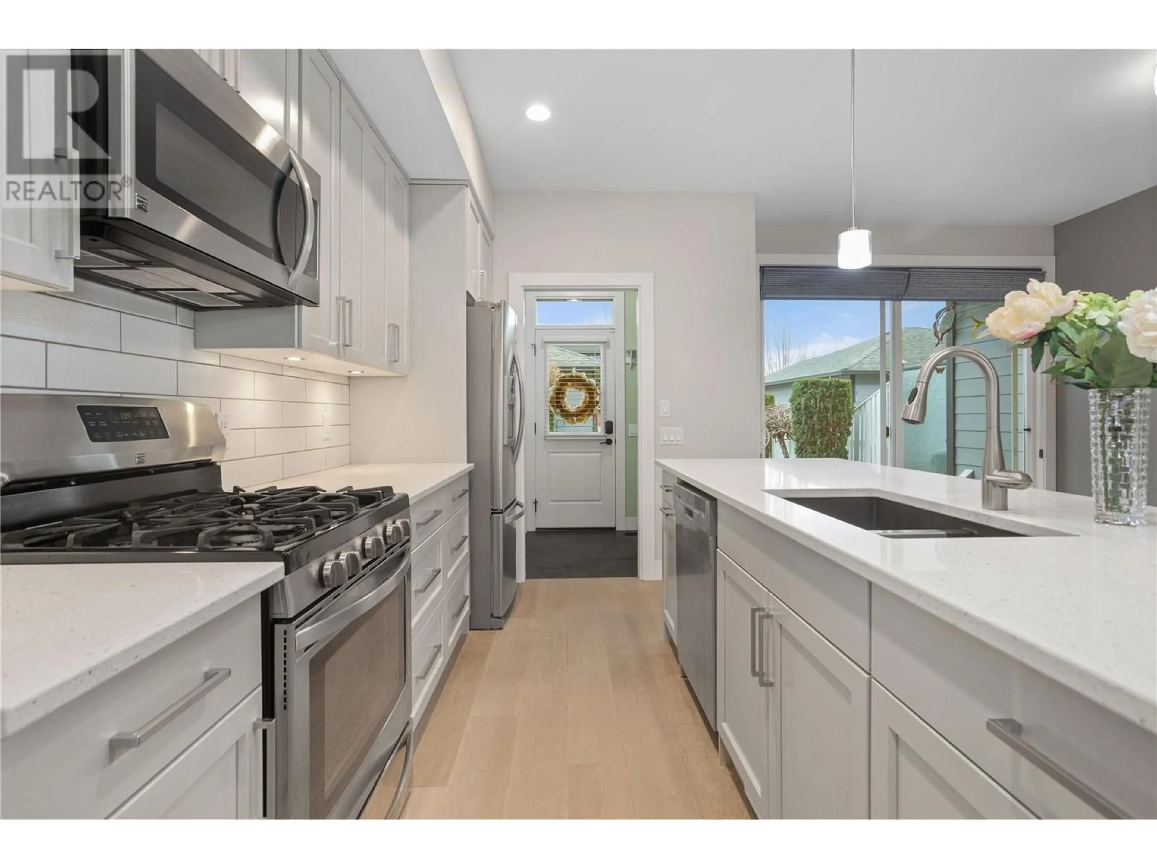 Open concept kitchen, ceramic/tile floor for 987 LAURIER AVENUE, Kelowna British Columbia V1Y6A9