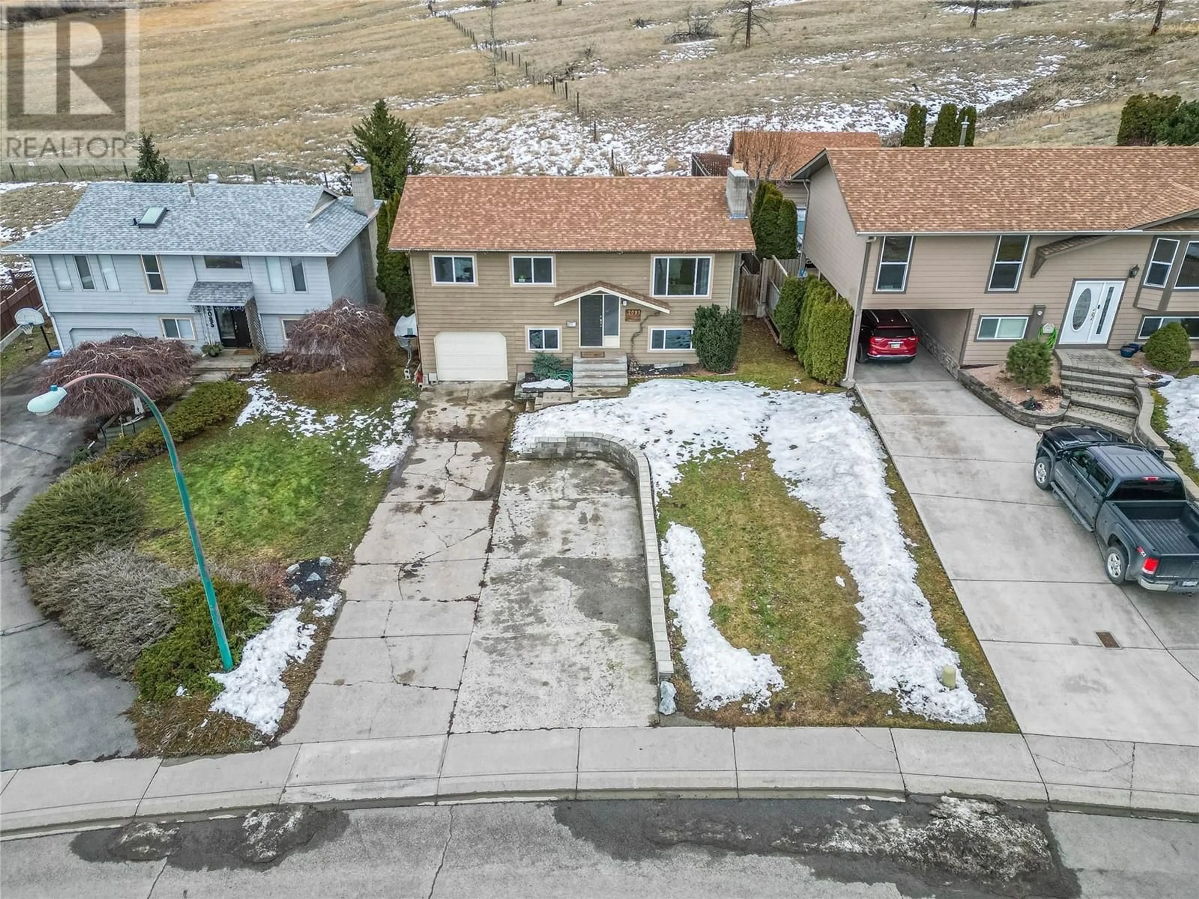 A pic from outside/outdoor area/front of a property/back of a property/a pic from drone, street for 2091 MONTEITH Drive, Kamloops British Columbia V2E2G9