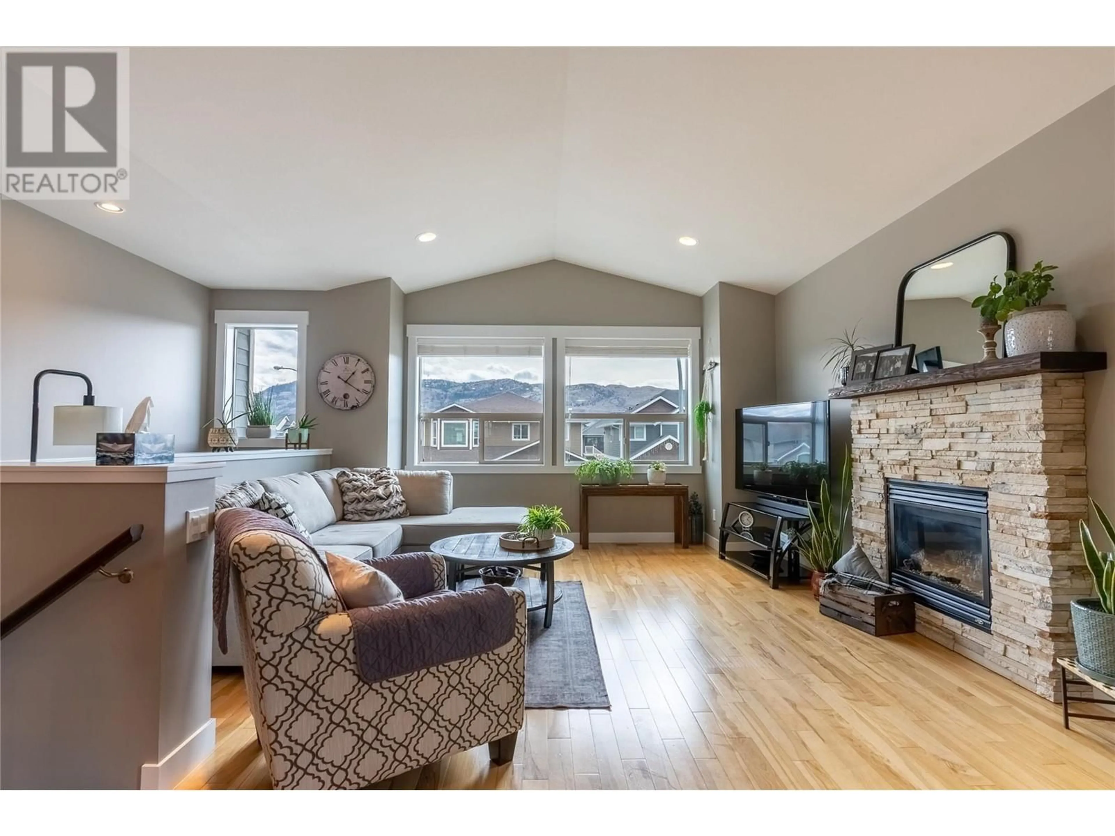 Living room with furniture, wood/laminate floor for 2624 ROSEWOOD Avenue, Kamloops British Columbia V2B0C4