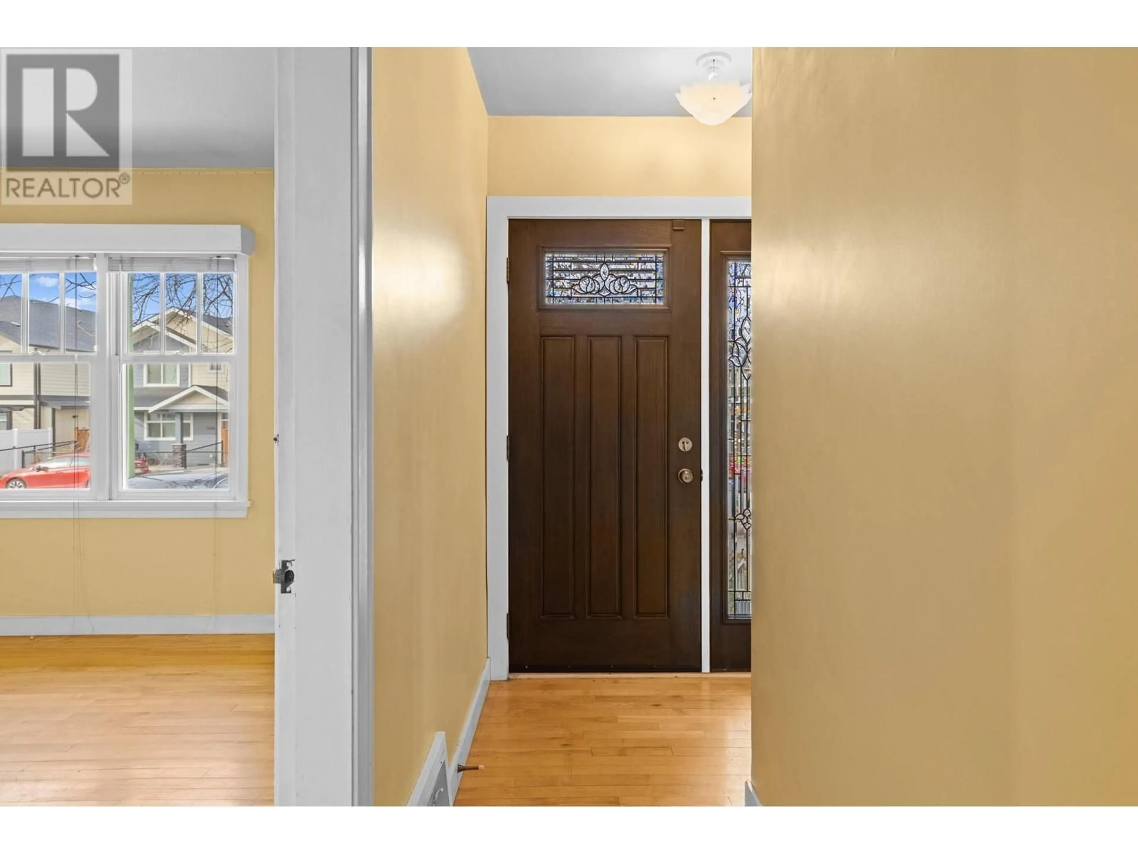 Indoor entryway for 1935 Carruthers Street, Kelowna British Columbia V1Y3B7