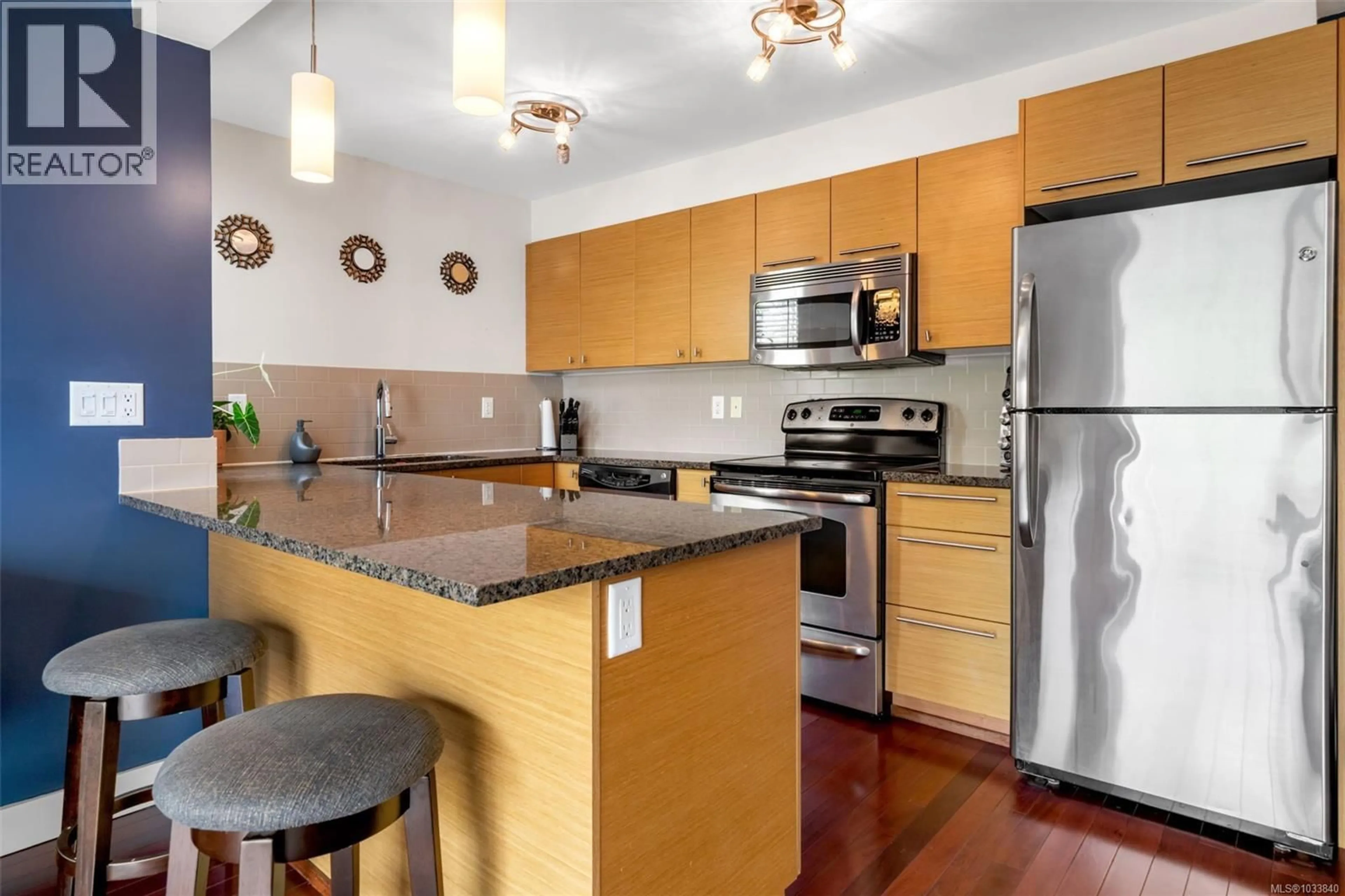 Standard kitchen, unknown for 305 - 1315 ESQUIMALT ROAD, Esquimalt British Columbia V9A3P5