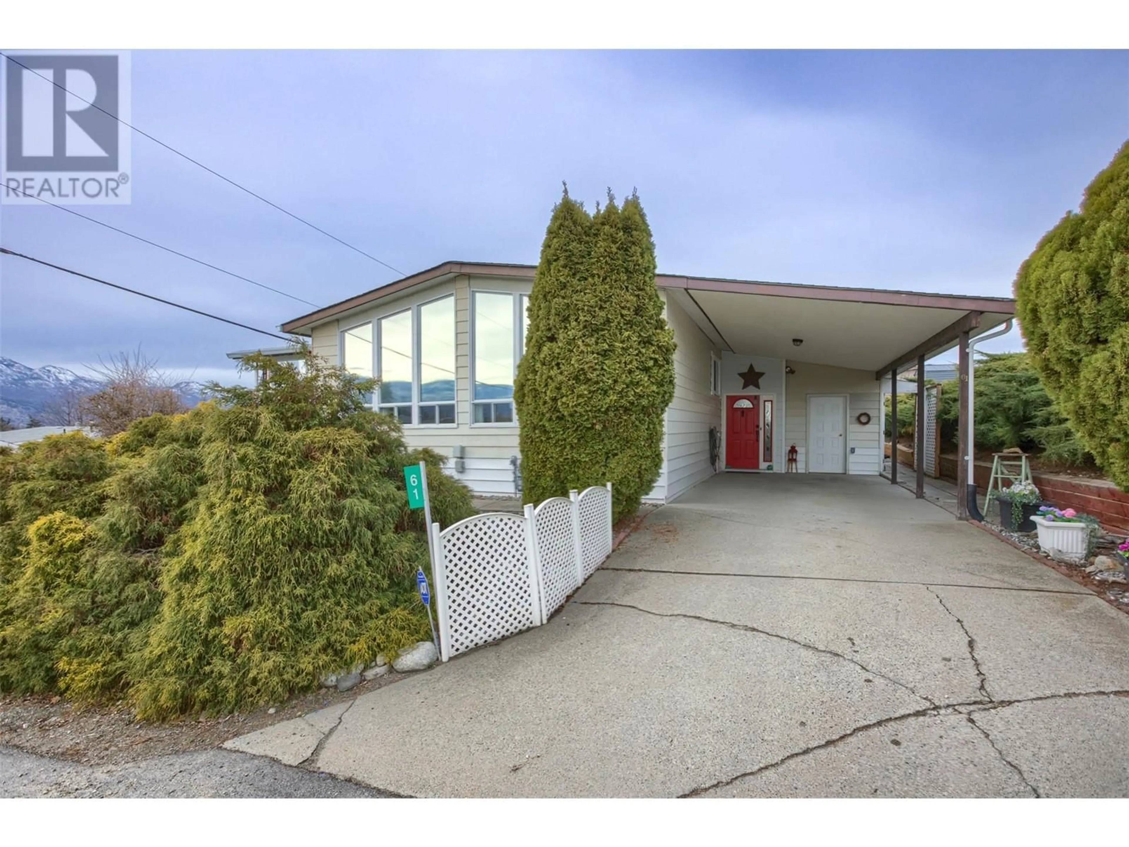 Indoor foyer for 61 - 2098 BOUCHERIE ROAD, West Kelowna British Columbia V4T2A5
