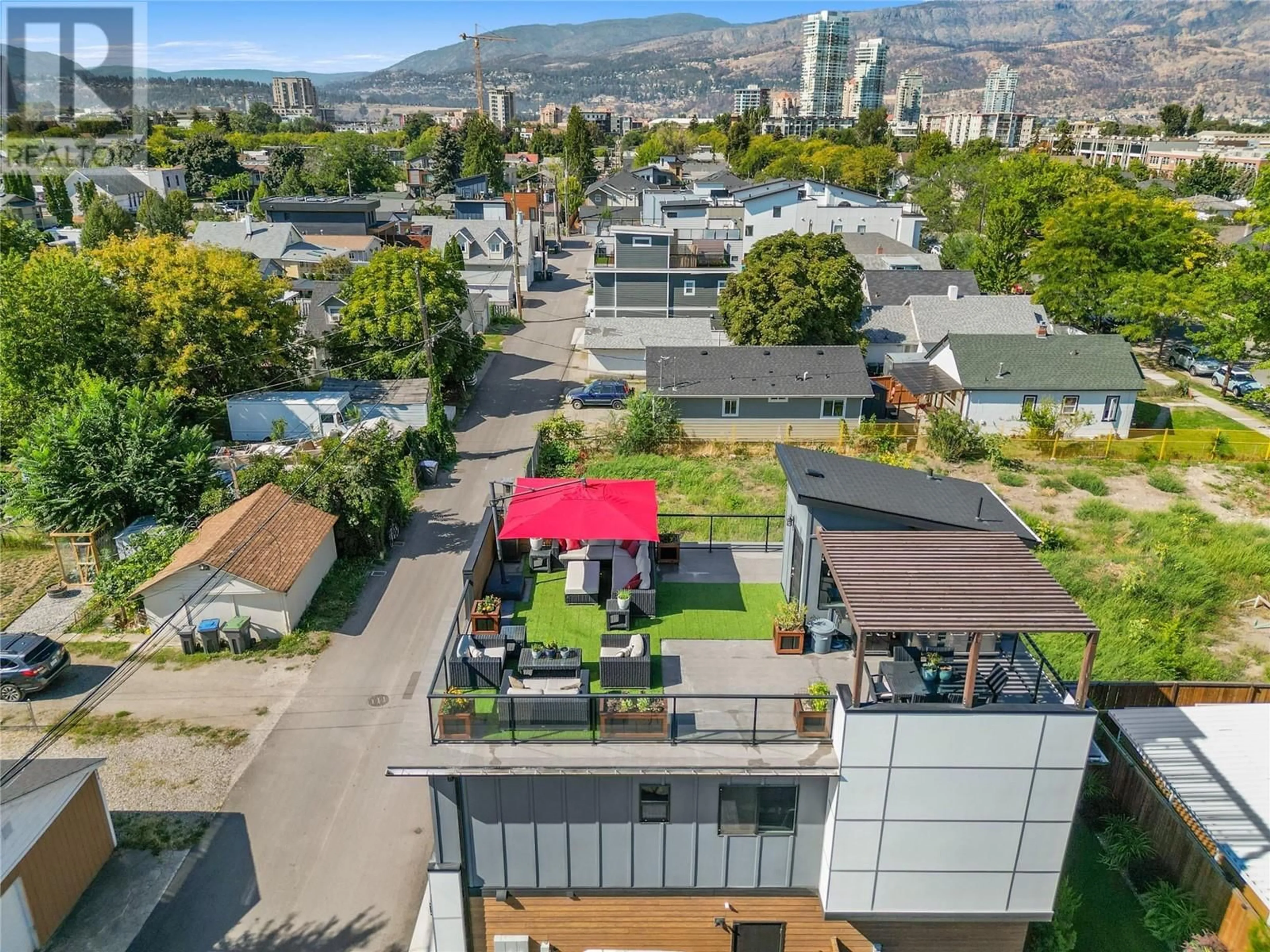 A pic from outside/outdoor area/front of a property/back of a property/a pic from drone, unknown for 985 CORONATION AVENUE, Kelowna British Columbia V1Y3A6