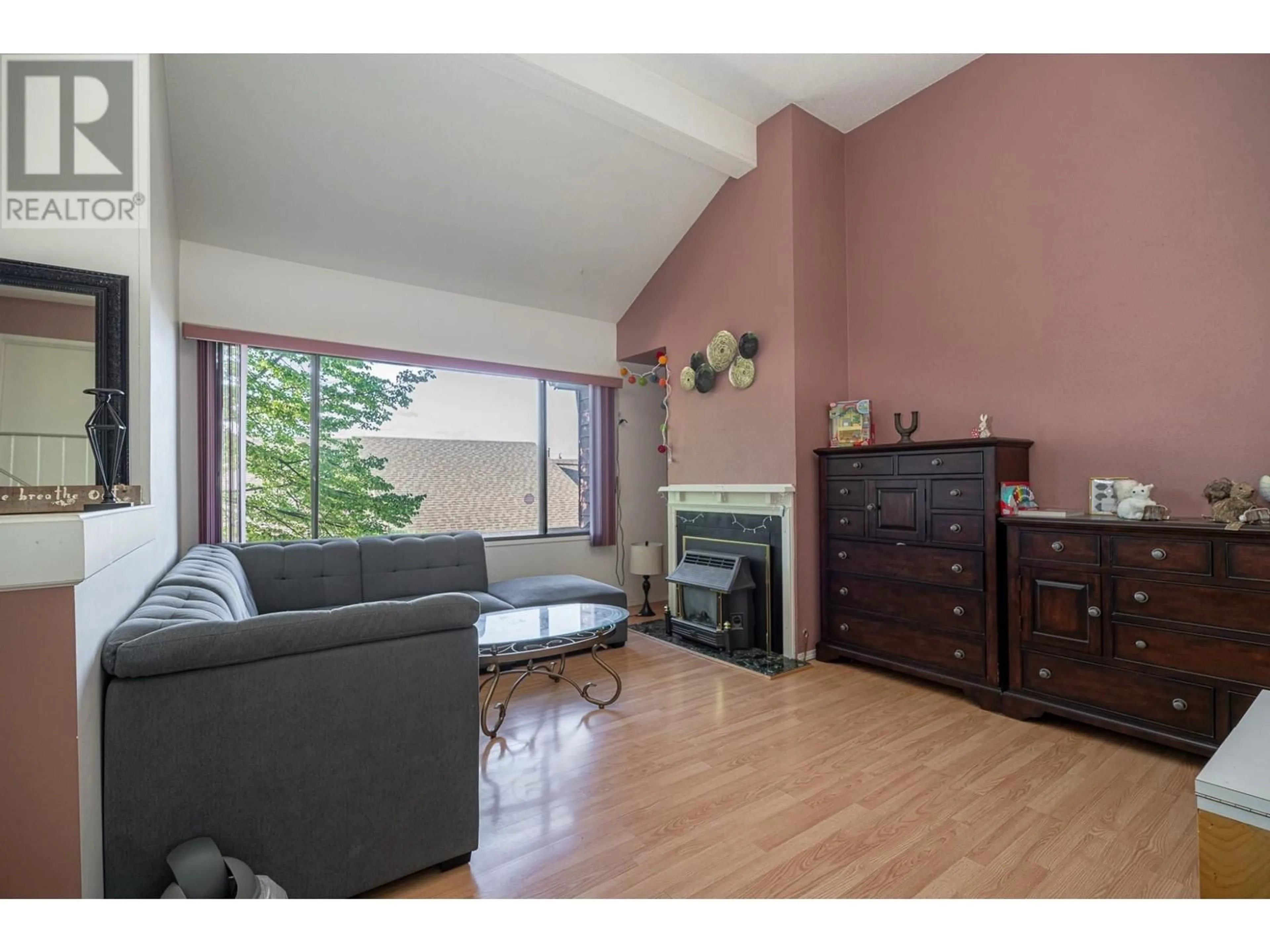 Living room with furniture, wood/laminate floor for 18 - 1155 HUGH ALLAN DRIVE, Kamloops British Columbia V1S1B4