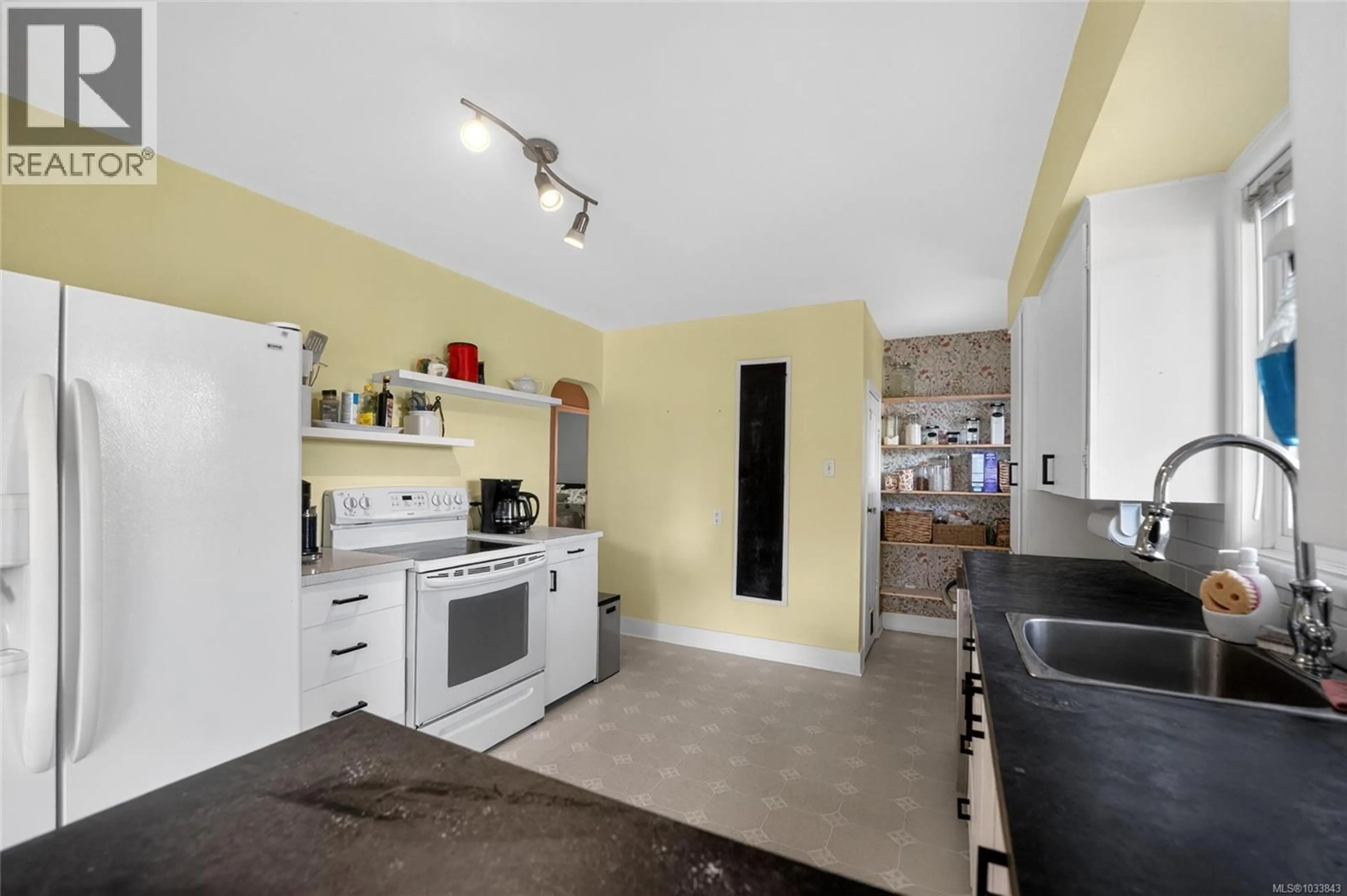 Standard kitchen, ceramic/tile floor for 550 CADOGAN STREET, Nanaimo British Columbia V9S1T4