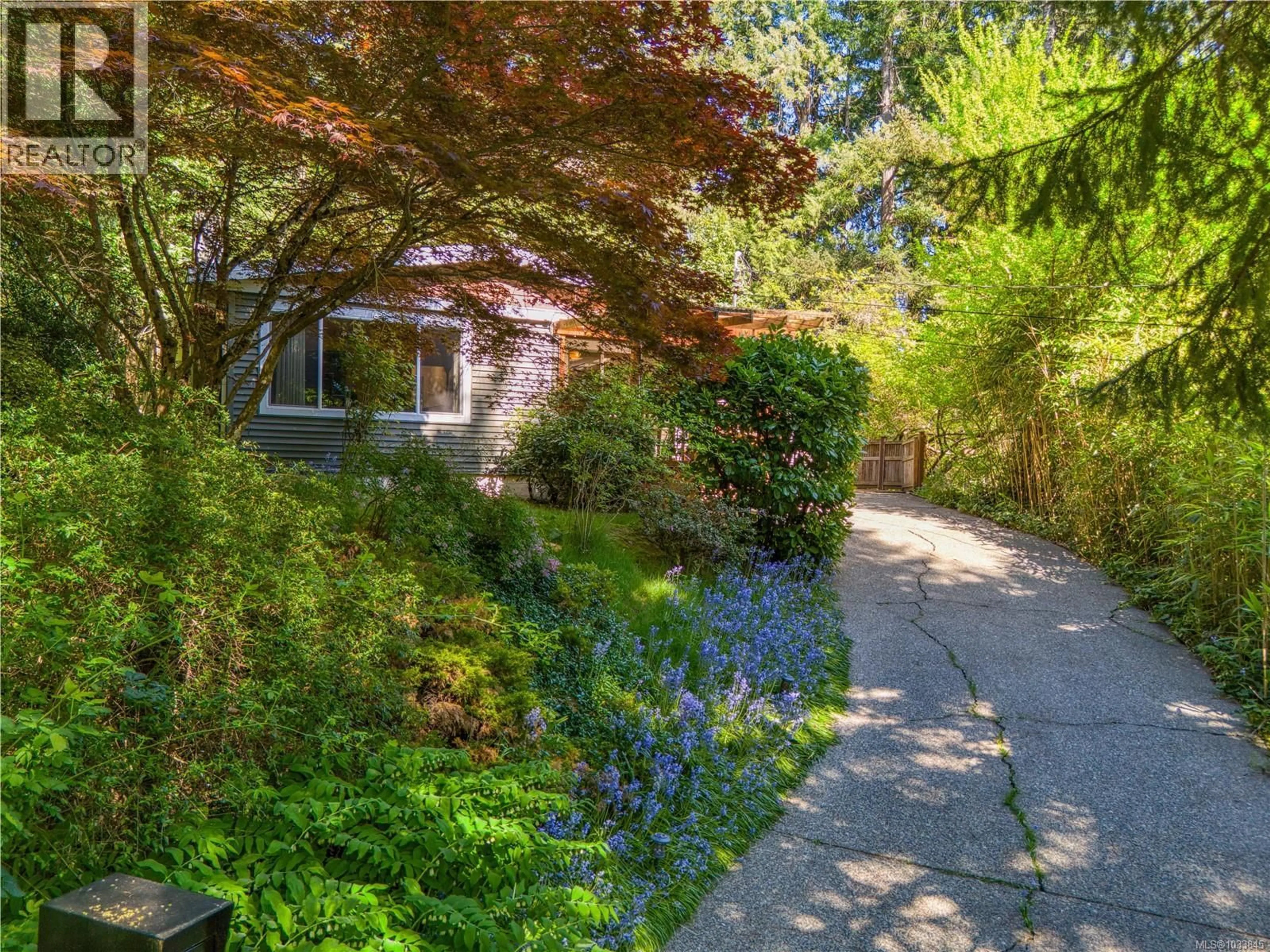 A pic from outside/outdoor area/front of a property/back of a property/a pic from drone, street for 5470 ARNHEM TERRACE, Nanaimo British Columbia V9T2M3