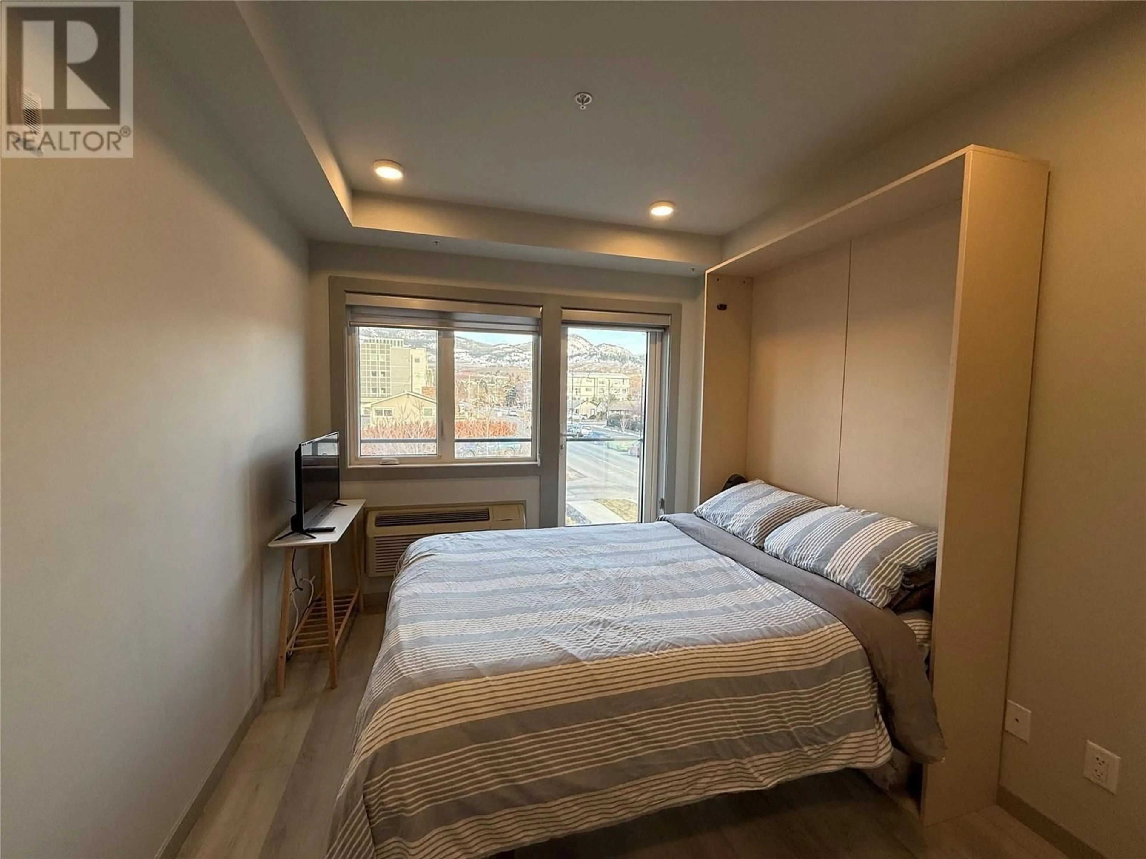 Bedroom with bed, wood/laminate floor for 225 - 345 DOUGALL ROAD NORTH, Kelowna British Columbia V1X3K8