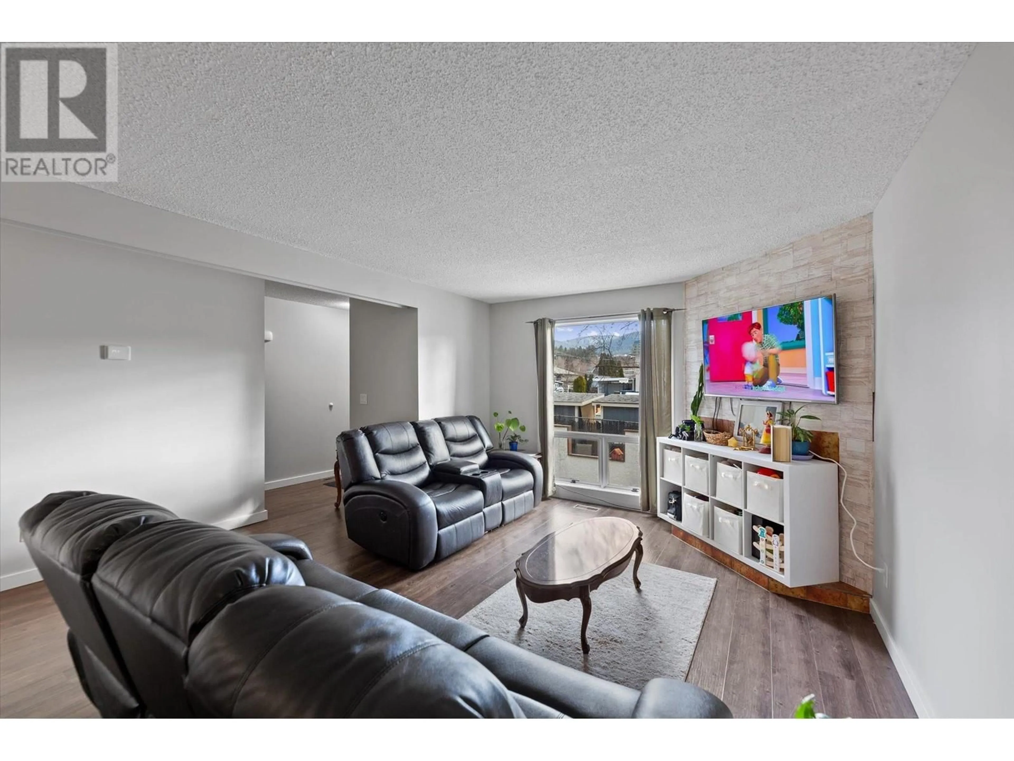 Living room with furniture, wood/laminate floor for 409 - 2100 43 AVENUE, Vernon British Columbia V1T3K5