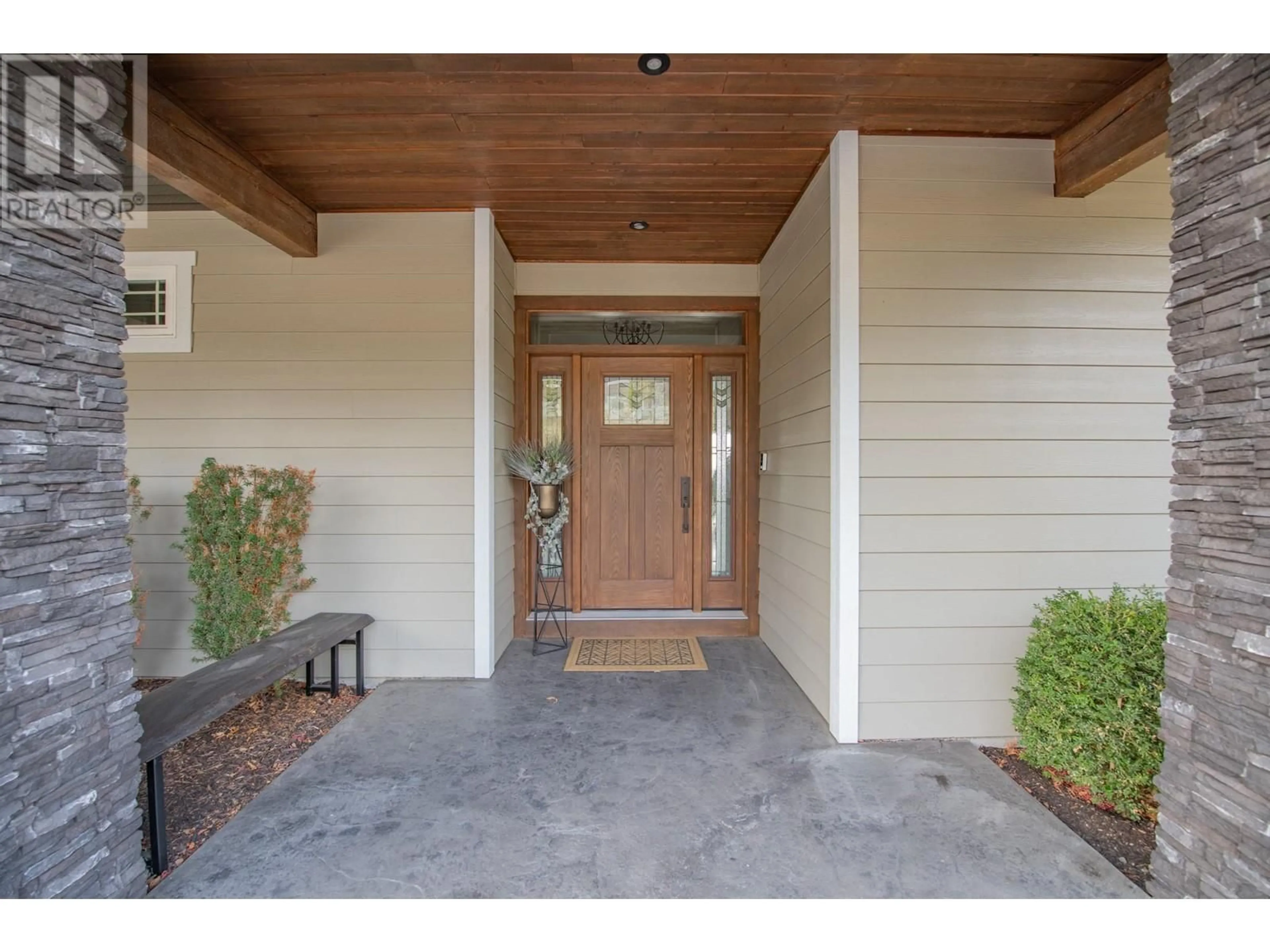 Indoor entryway for 733 Hart Lane, Vernon British Columbia V1B4B2