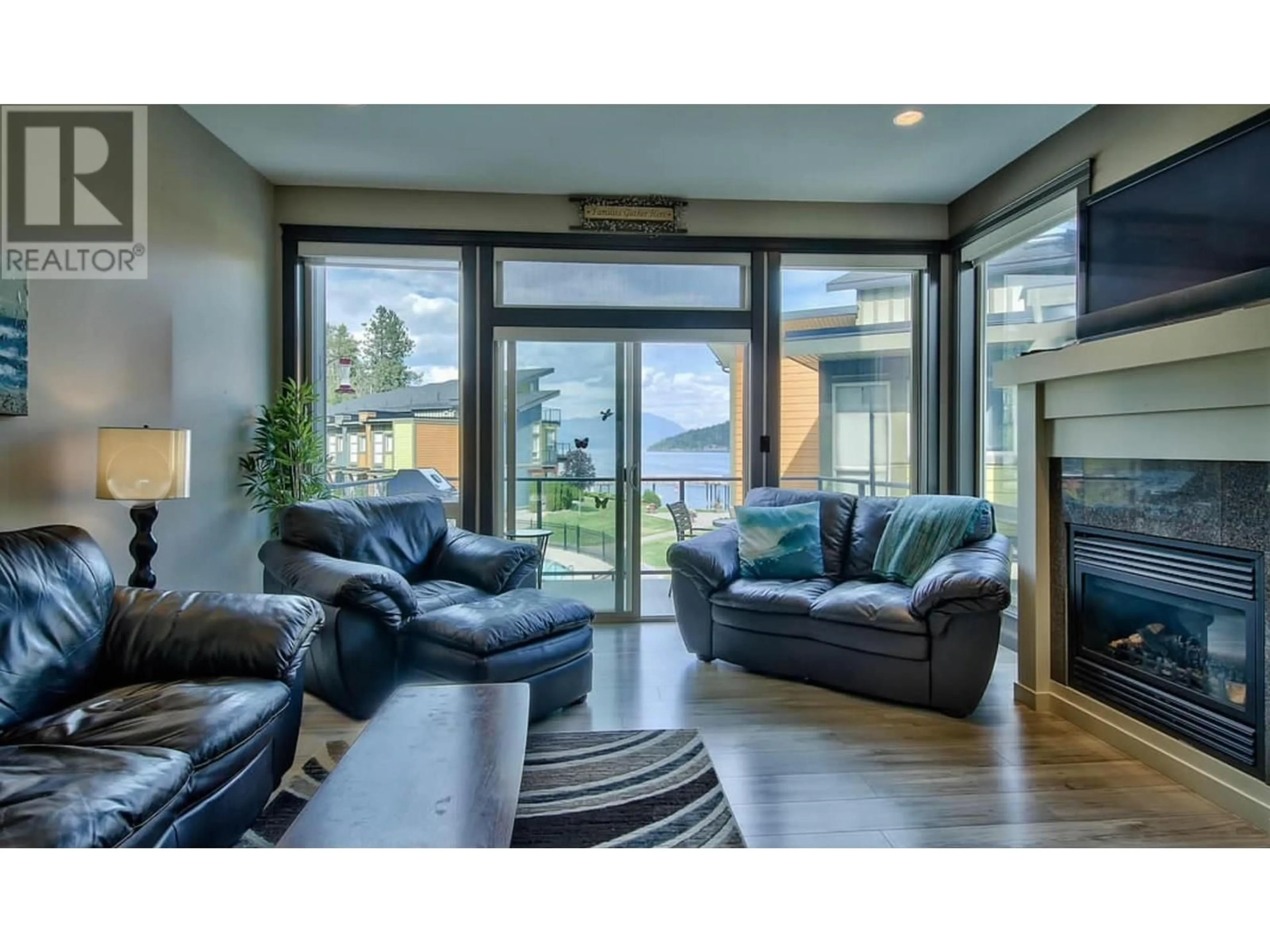 Living room with furniture, wood/laminate floor for 9 - 1134 PINE GROVE ROAD, Scotch Creek British Columbia V0E1M5
