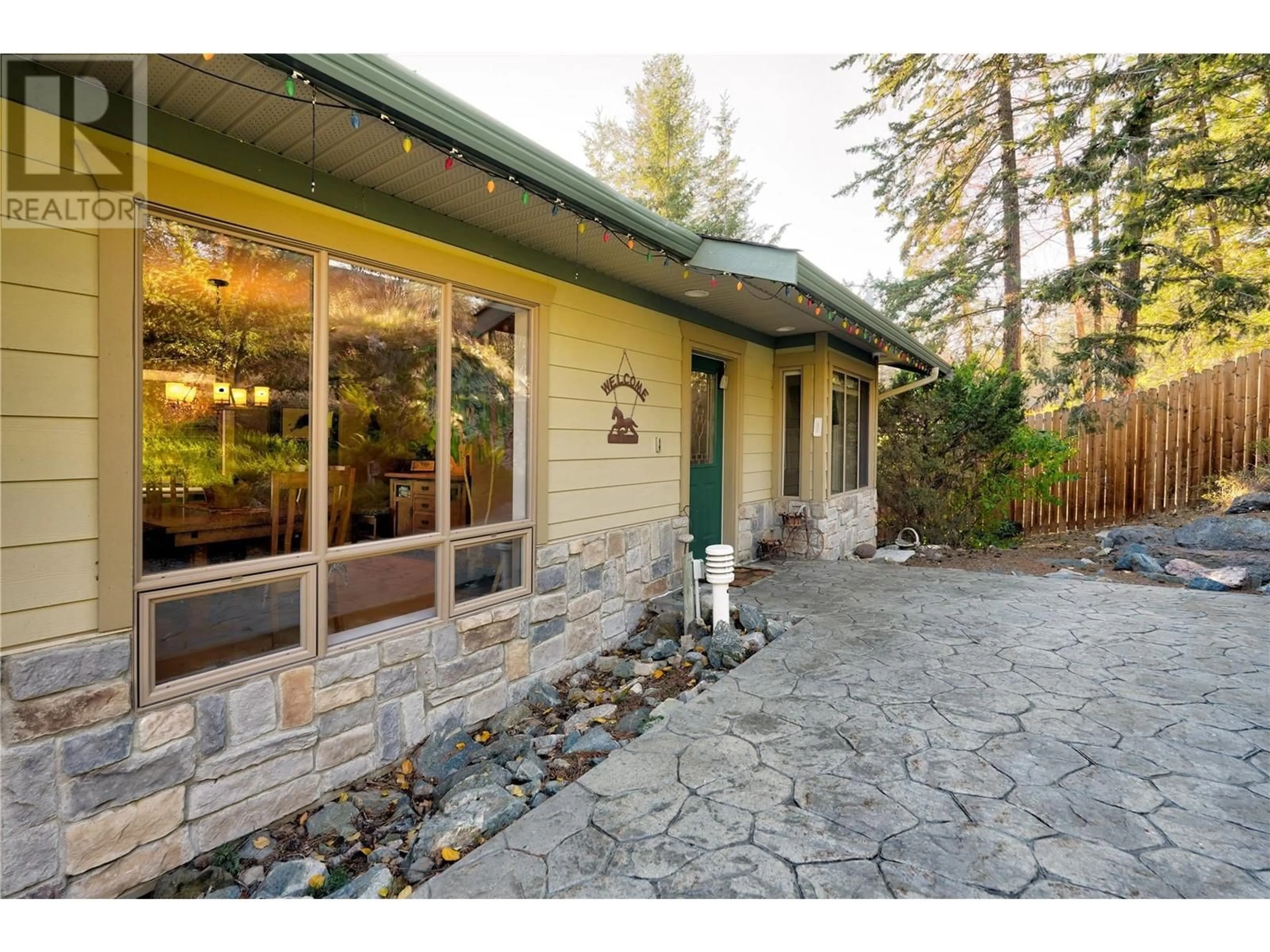 A pic from outside/outdoor area/front of a property/back of a property/a pic from drone, unknown for 5203 SILVER COURT, Peachland British Columbia V0H1X8