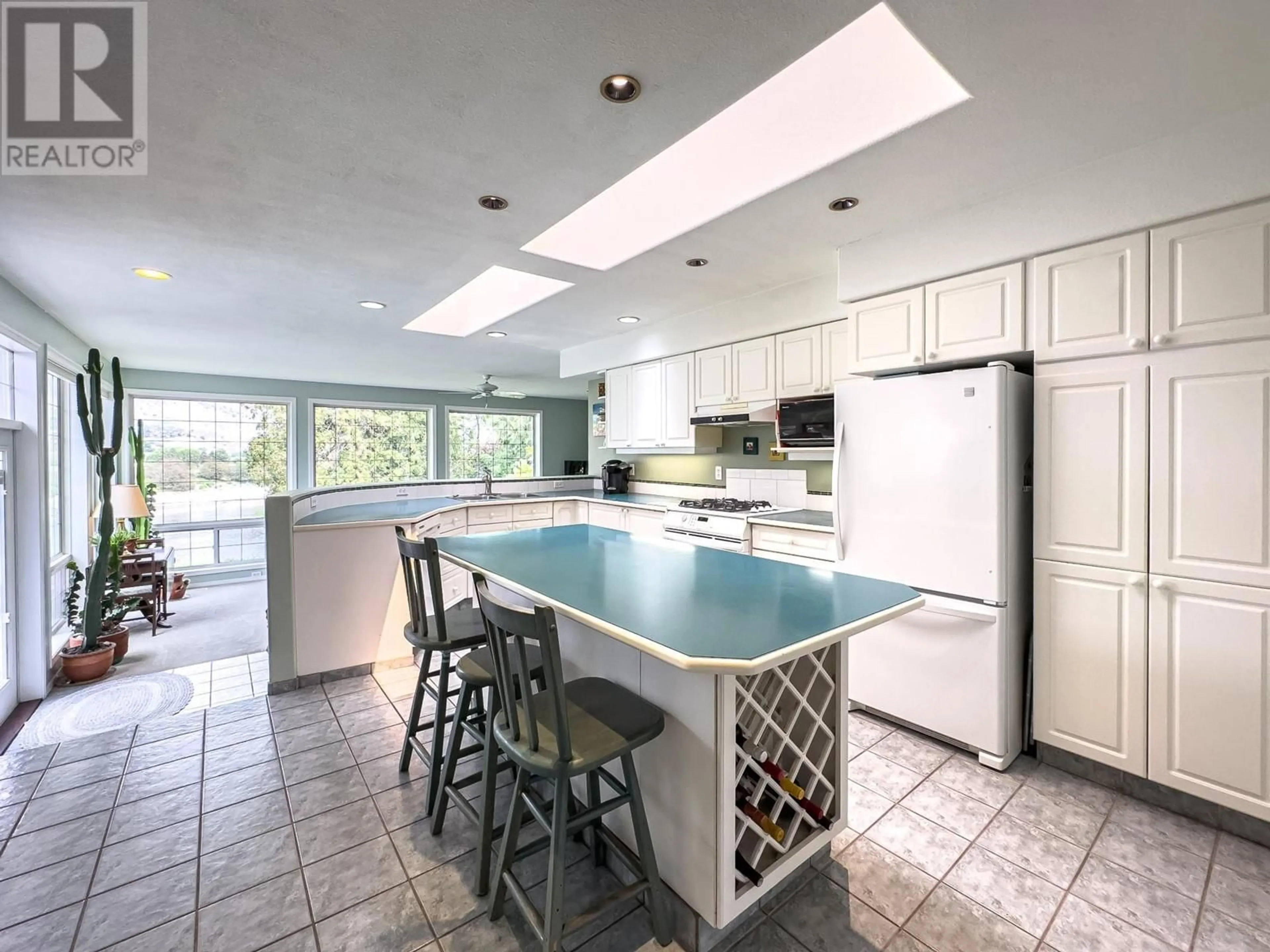 Open concept kitchen, ceramic/tile floor for 1590 LORNE  E STREET, Kamloops British Columbia V2C1X6