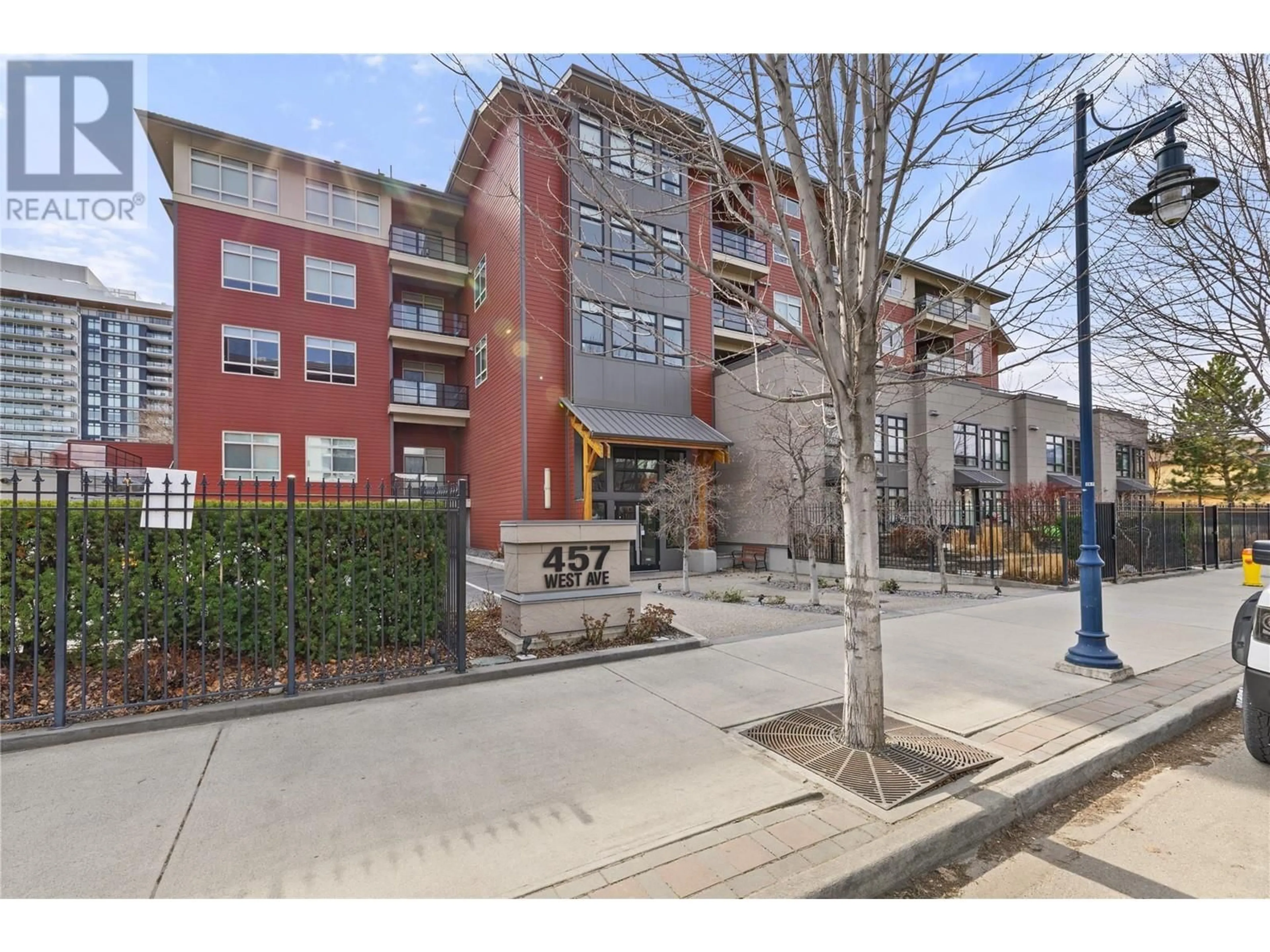 Patio, street for 457 West Avenue Unit# 304, Kelowna British Columbia V1Y4Z3