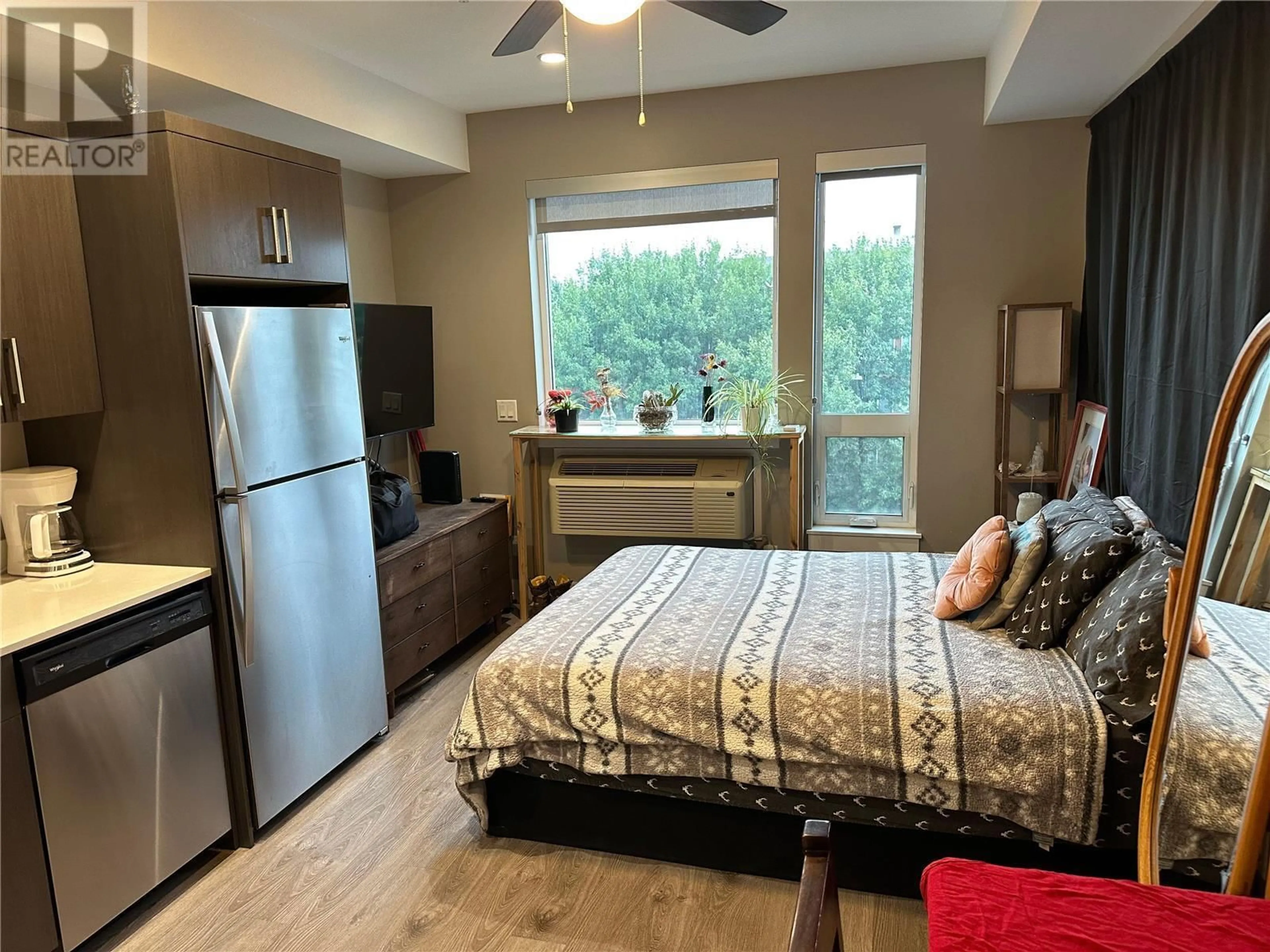 Bedroom with bed, wood/laminate floor for 445 - 925 LEON AVENUE, Kelowna British Columbia V1Y0E5