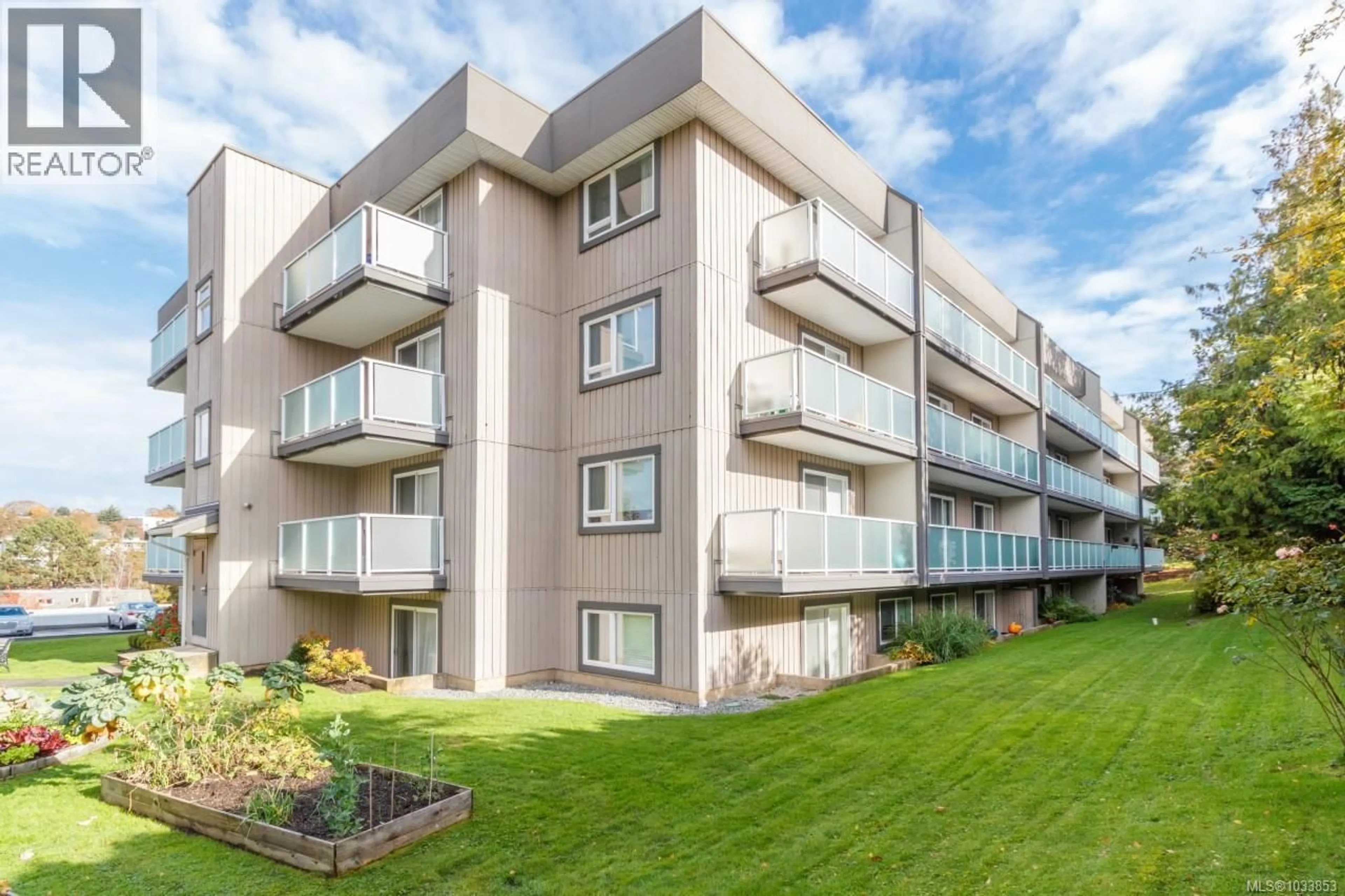 Patio, building for 210 - 3240 GLASGOW AVENUE, Saanich British Columbia V8X1M2