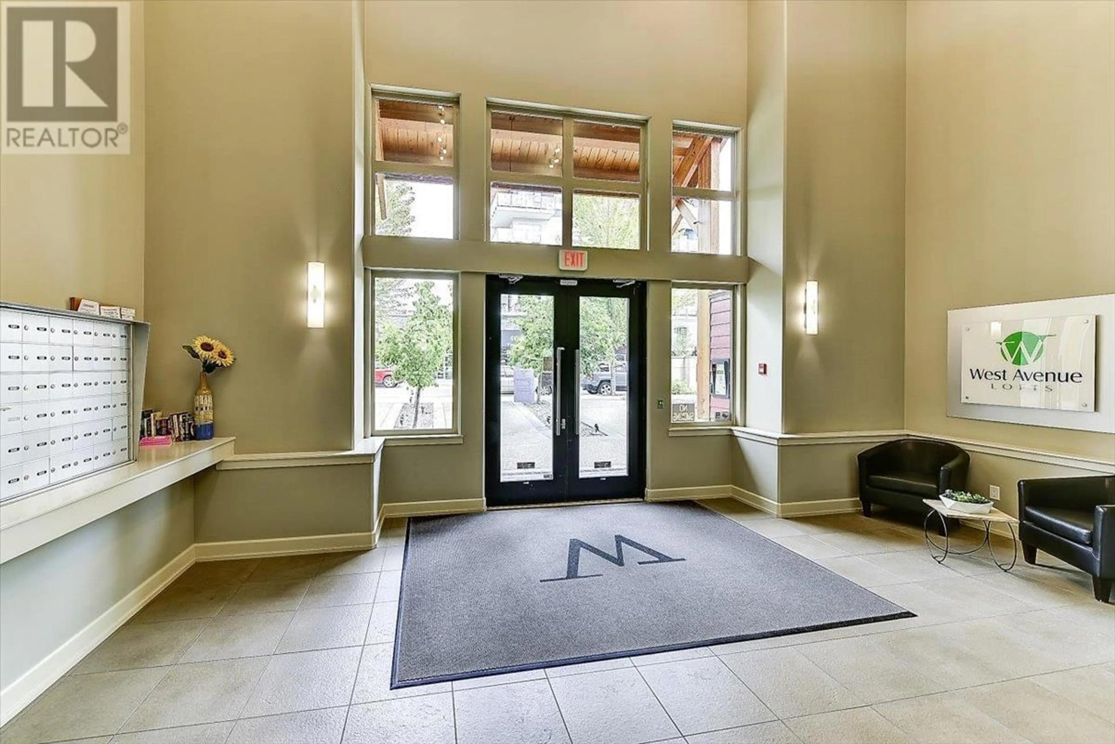 Indoor foyer for 403 - 457 WEST AVENUE, Kelowna British Columbia V1Y4Z3