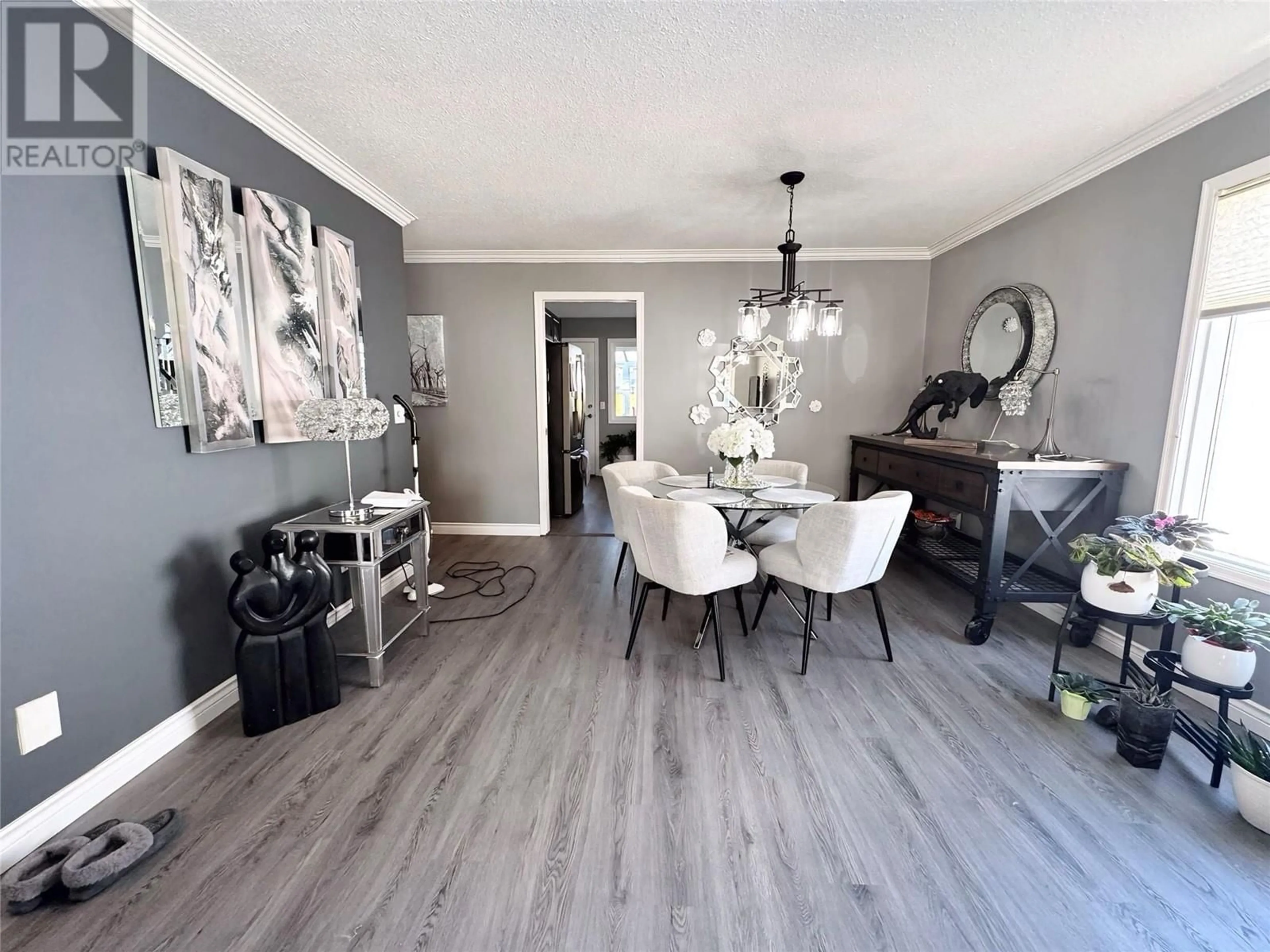 Dining room, wood/laminate floor for 394 - 1260 RAYMER AVENUE, Kelowna British Columbia V1W3S8