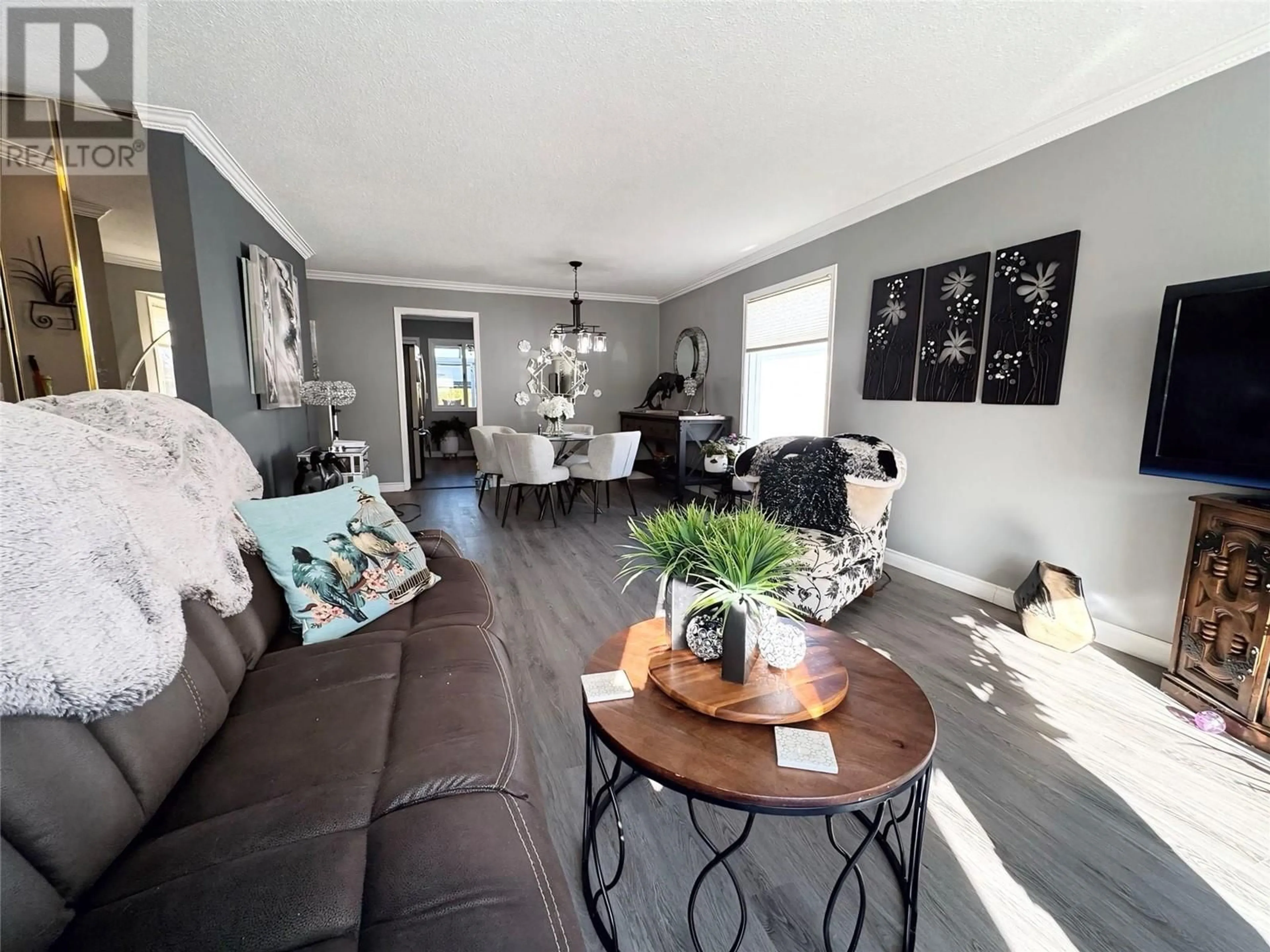 Living room with furniture, wood/laminate floor for 394 - 1260 RAYMER AVENUE, Kelowna British Columbia V1W3S8