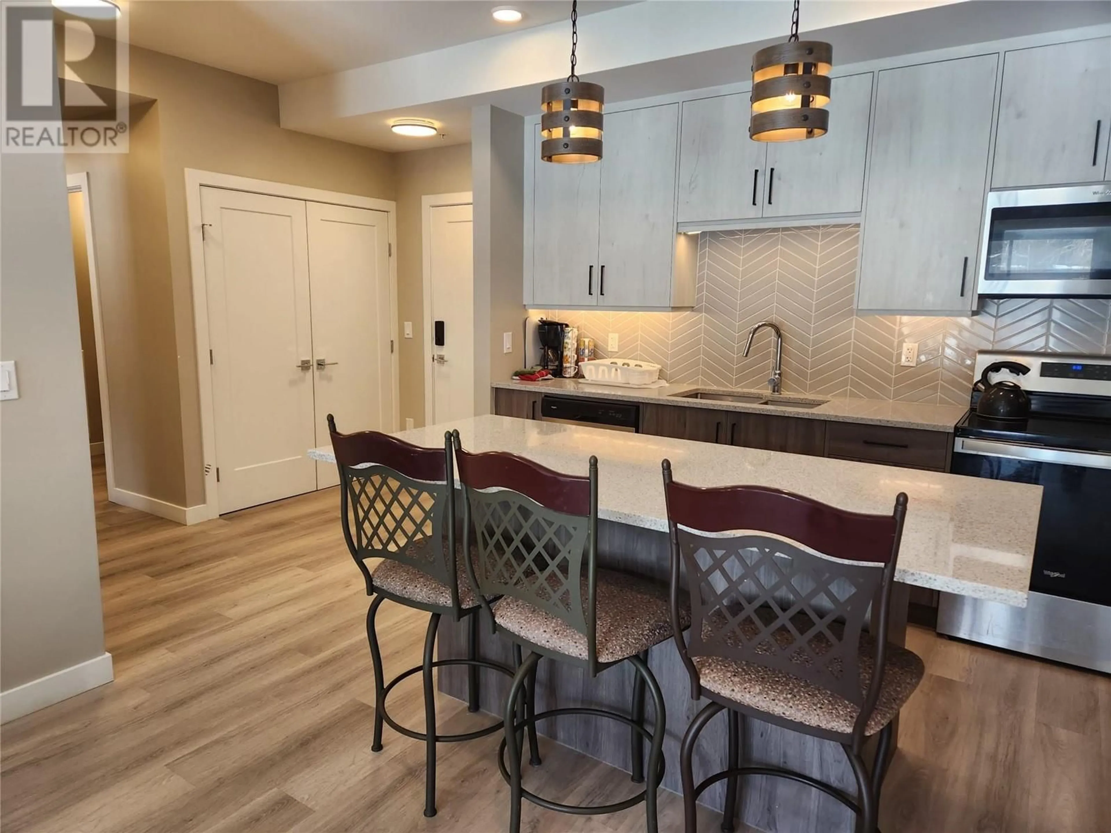 Open concept kitchen, unknown for 201 - 1200 11 AVENUE, Golden British Columbia V0A1H0