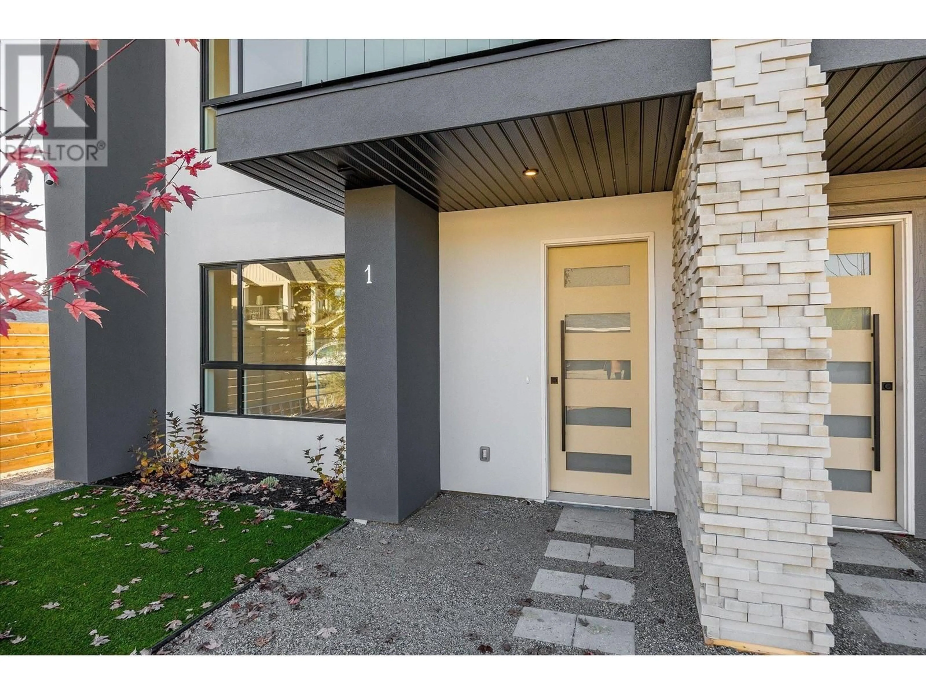 Indoor entryway for 2 - 747 PATTERSON AVENUE, Kelowna British Columbia V1Y5C9