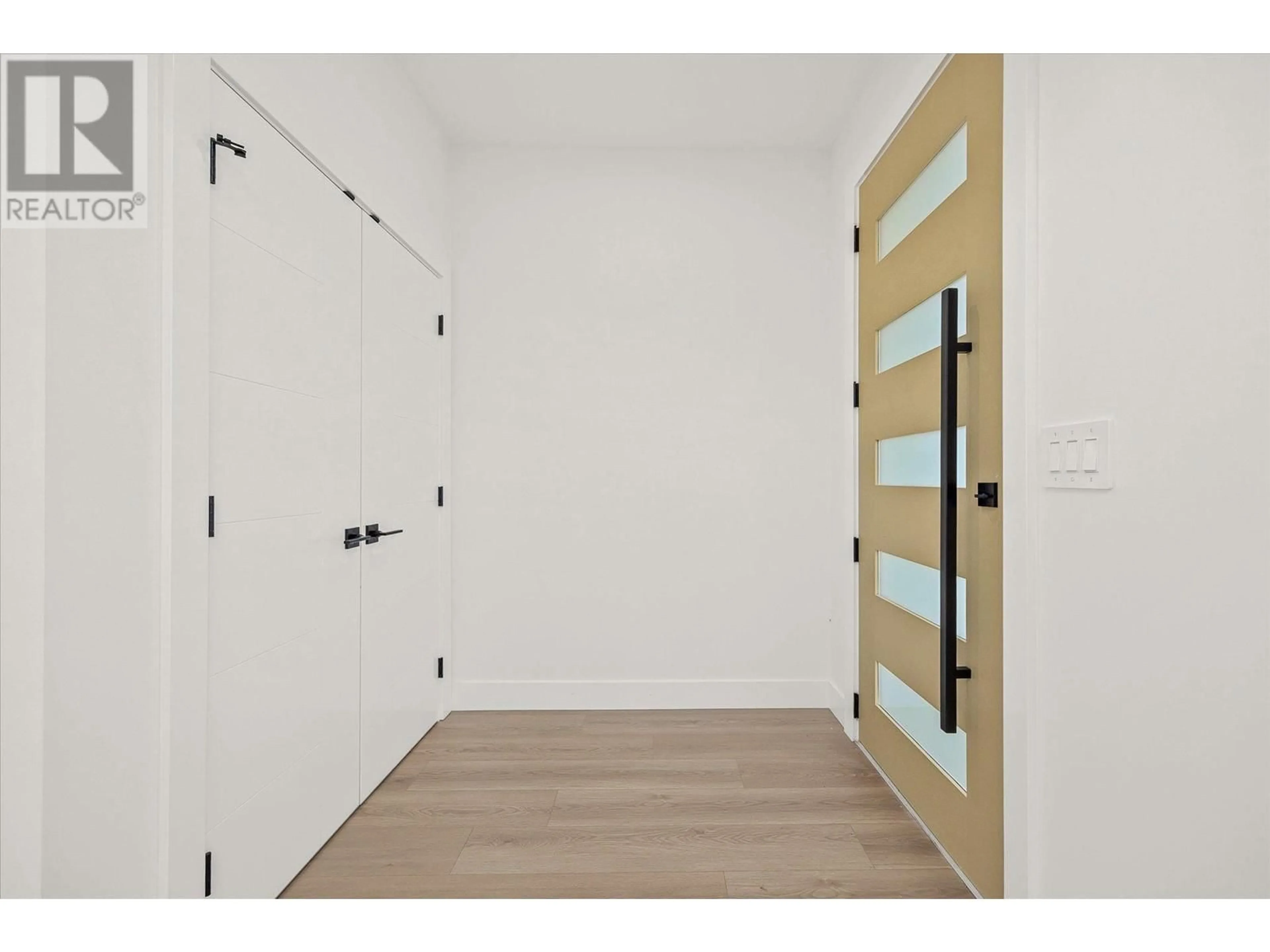 Indoor entryway for 2 - 747 PATTERSON AVENUE, Kelowna British Columbia V1Y5C9