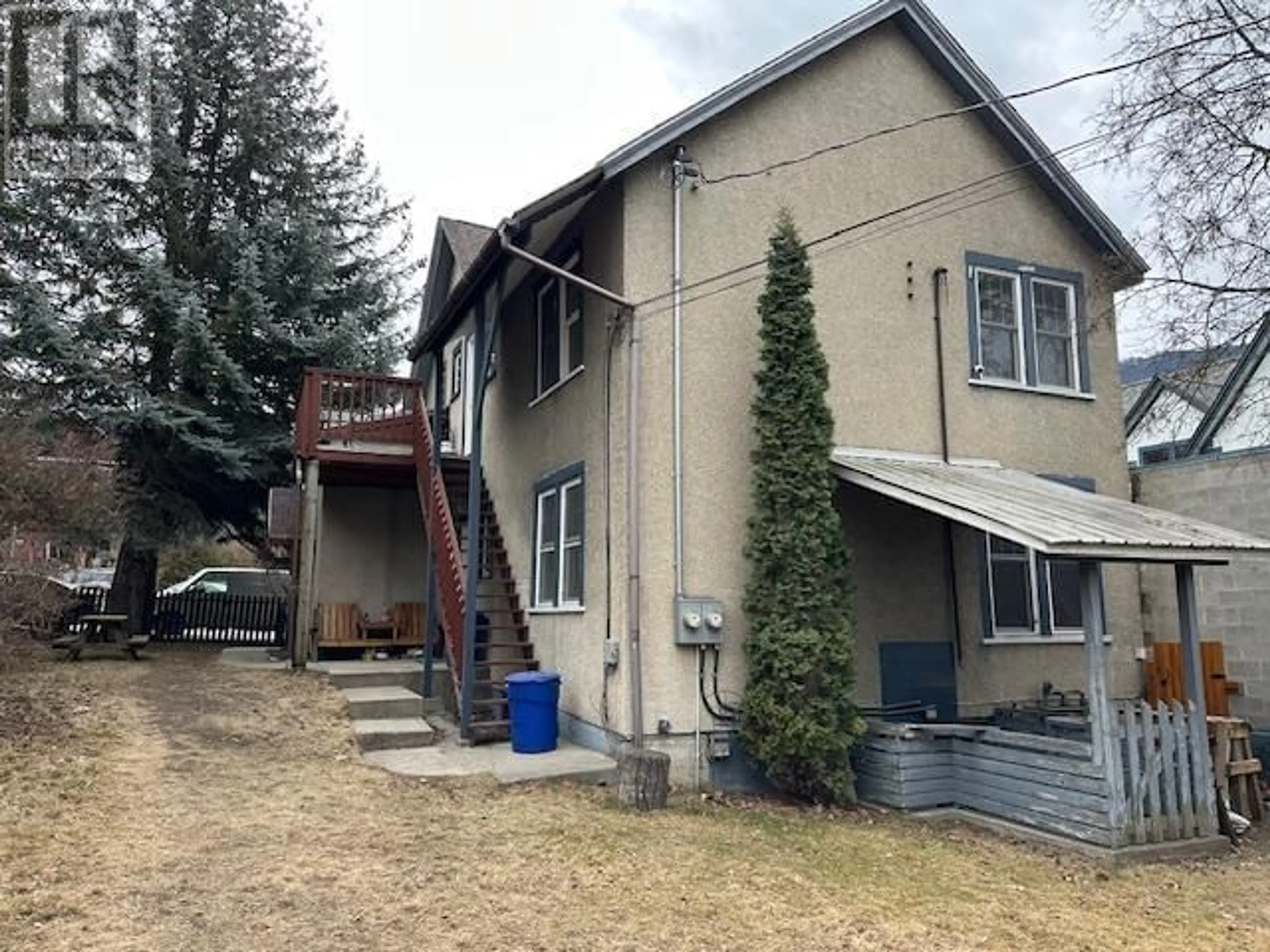 A pic from outside/outdoor area/front of a property/back of a property/a pic from drone, building for 209 VICTORIA STREET, Nelson British Columbia V1L4K2