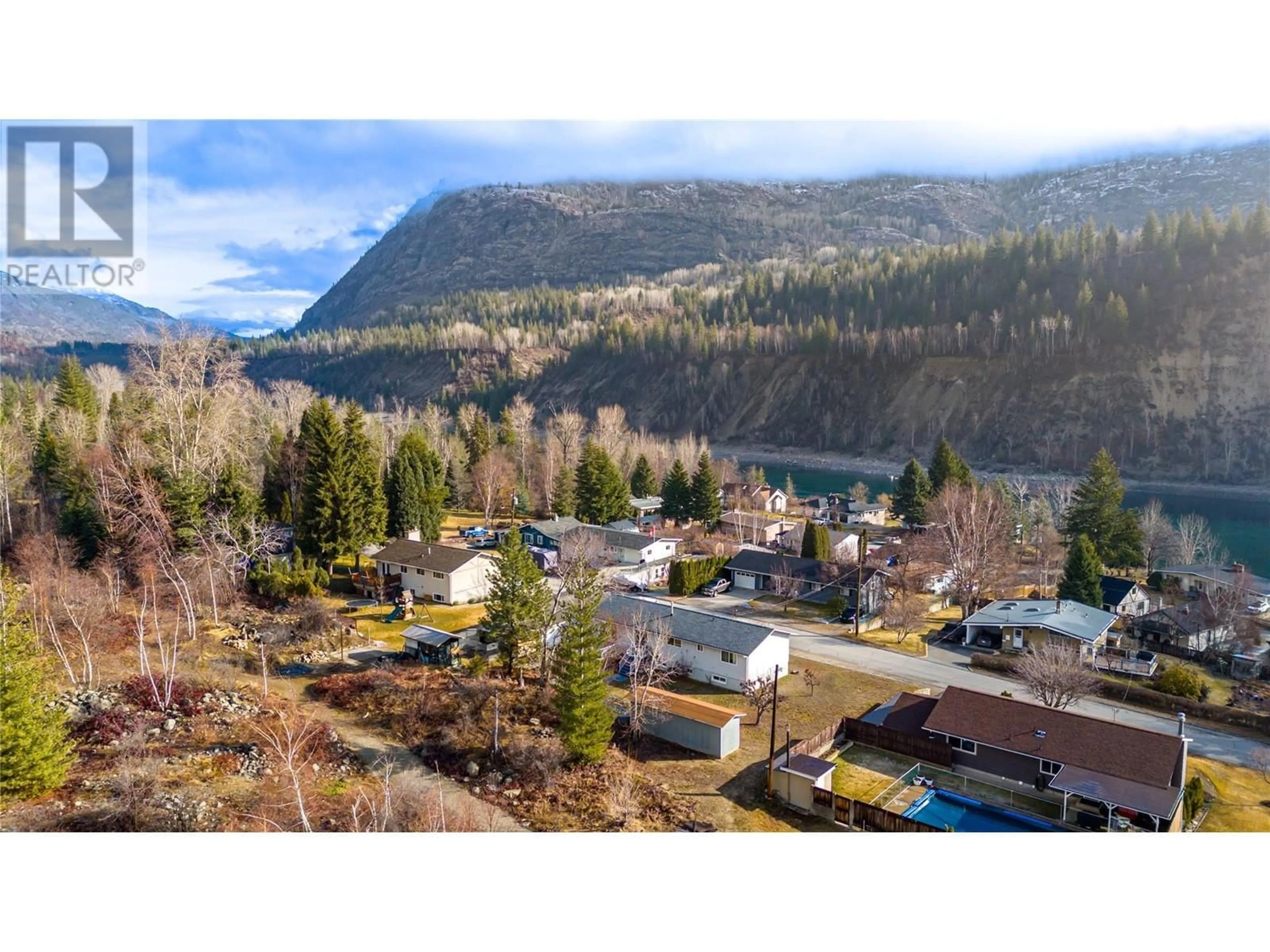 A pic from outside/outdoor area/front of a property/back of a property/a pic from drone, mountain view for 456 2ND AVENUE, Rivervale British Columbia V1R4V5
