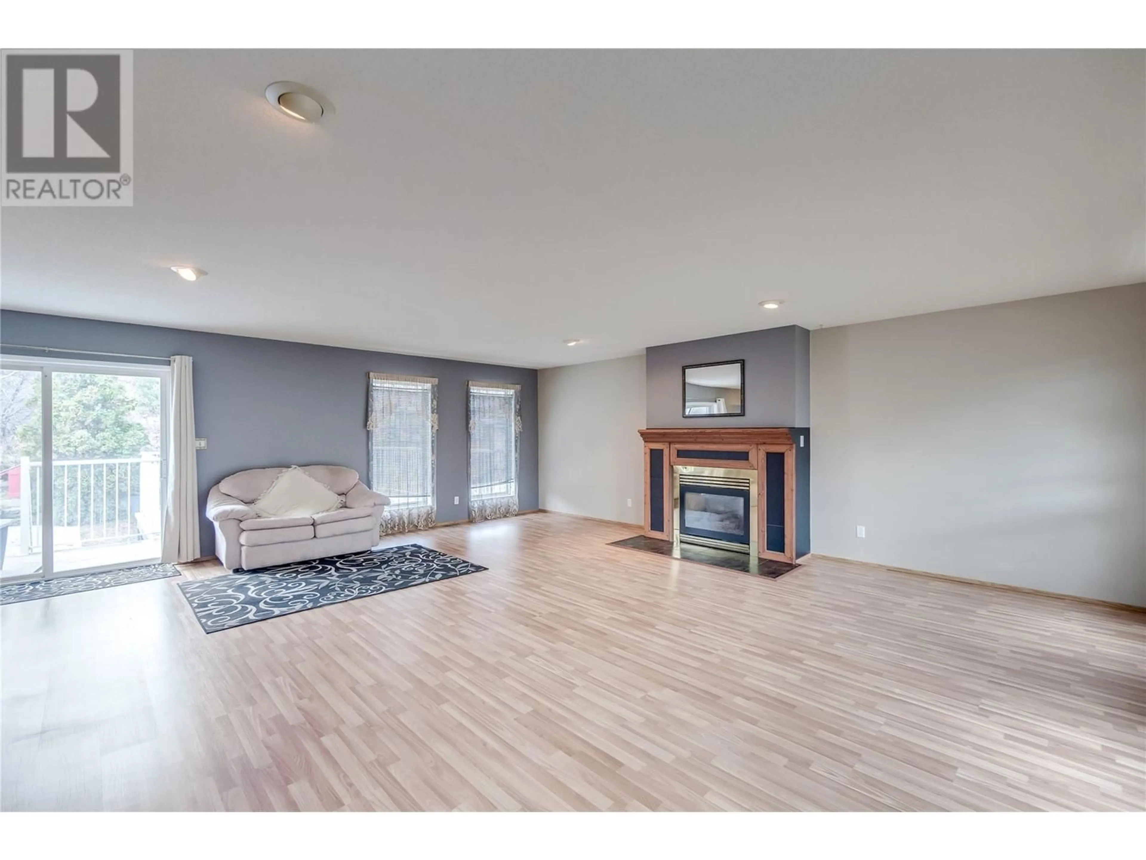 Living room with furniture, wood/laminate floor for 456 2ND AVENUE, Rivervale British Columbia V1R4V5