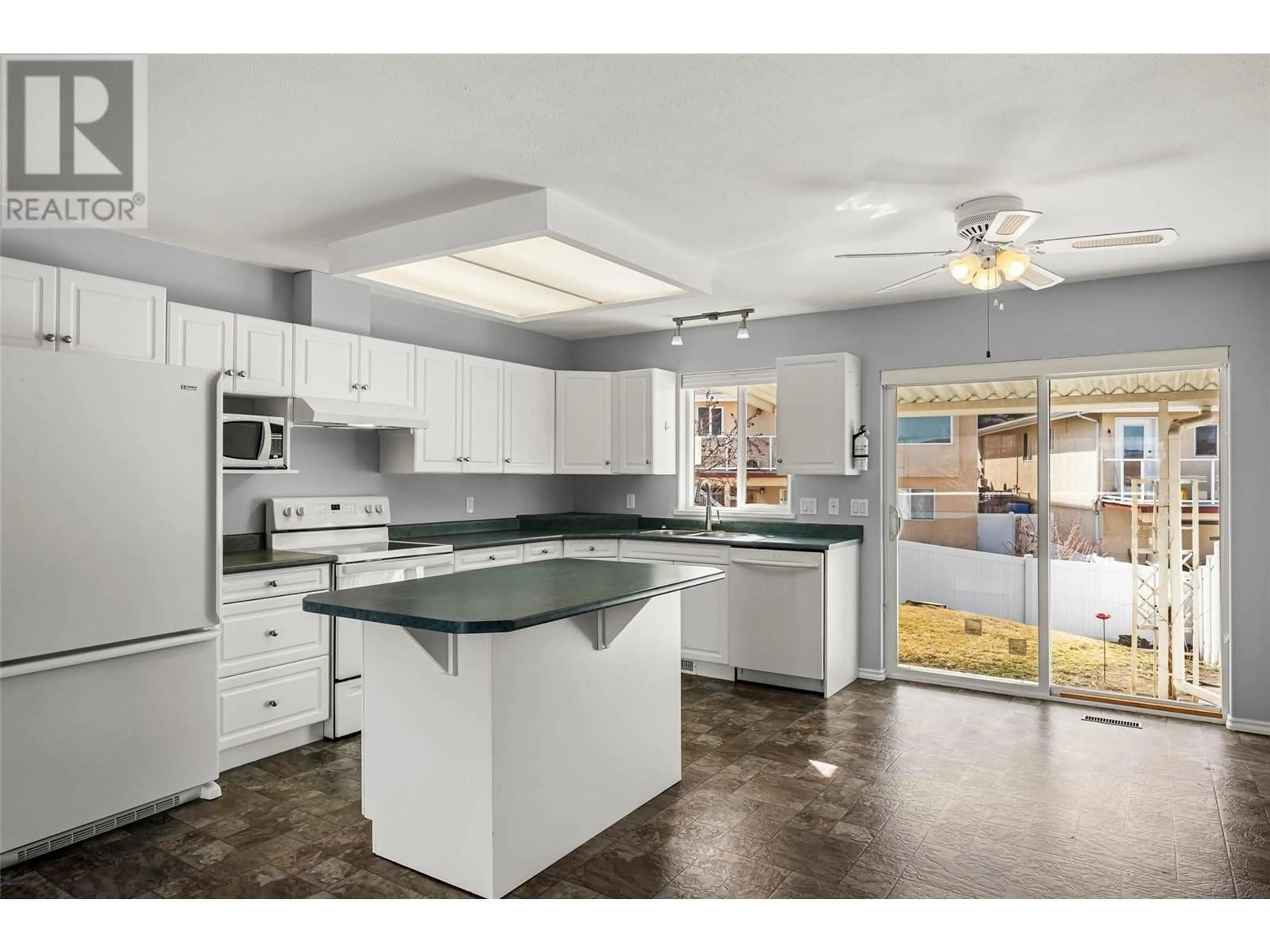 Open concept kitchen, ceramic/tile floor for 813 - 15 HUDSONS BAY TRAIL, Kamloops British Columbia V2C6S6