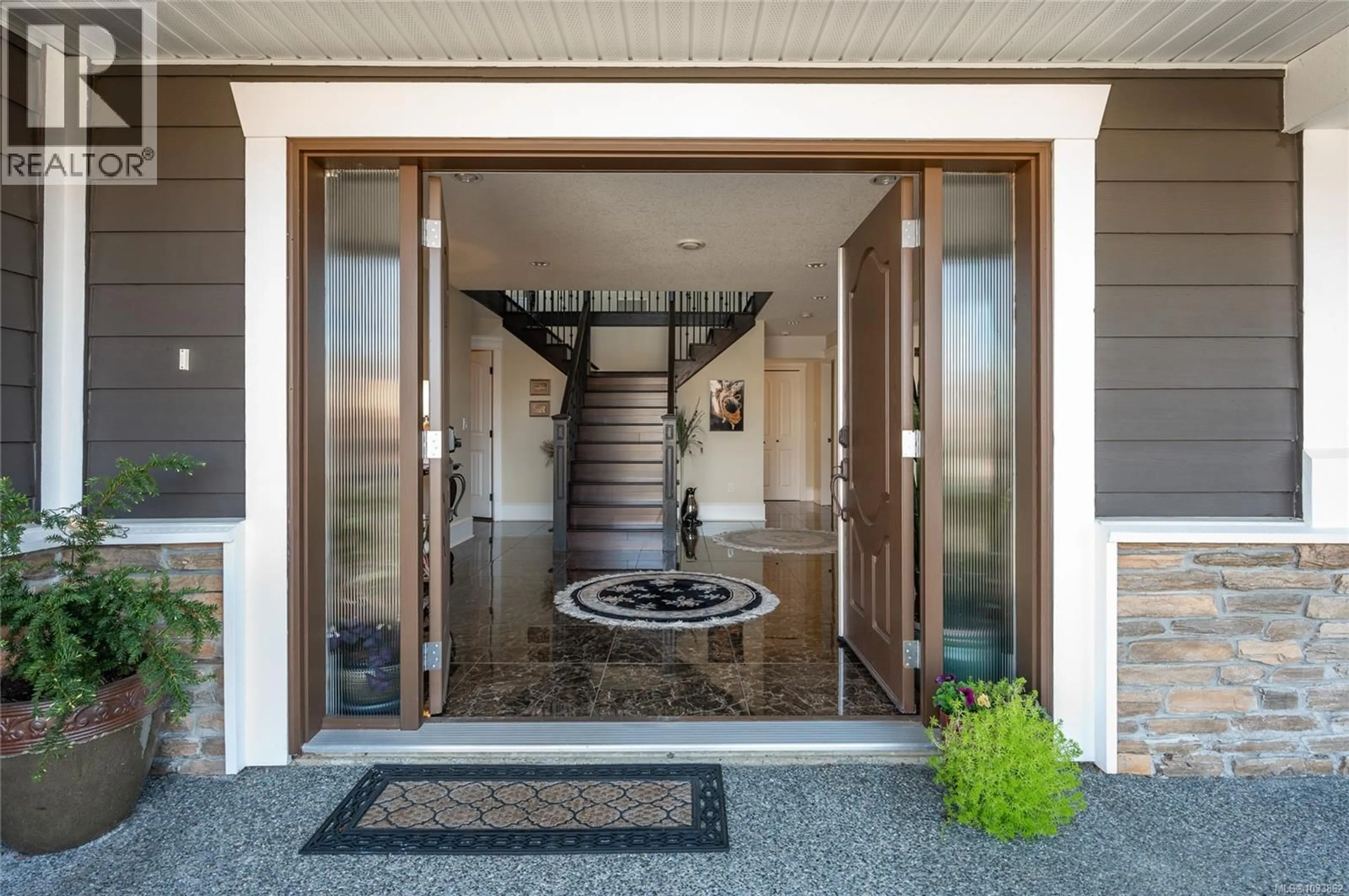 Indoor foyer for 5615 OCEANVIEW TERRACE, Nanaimo British Columbia V9V1G6