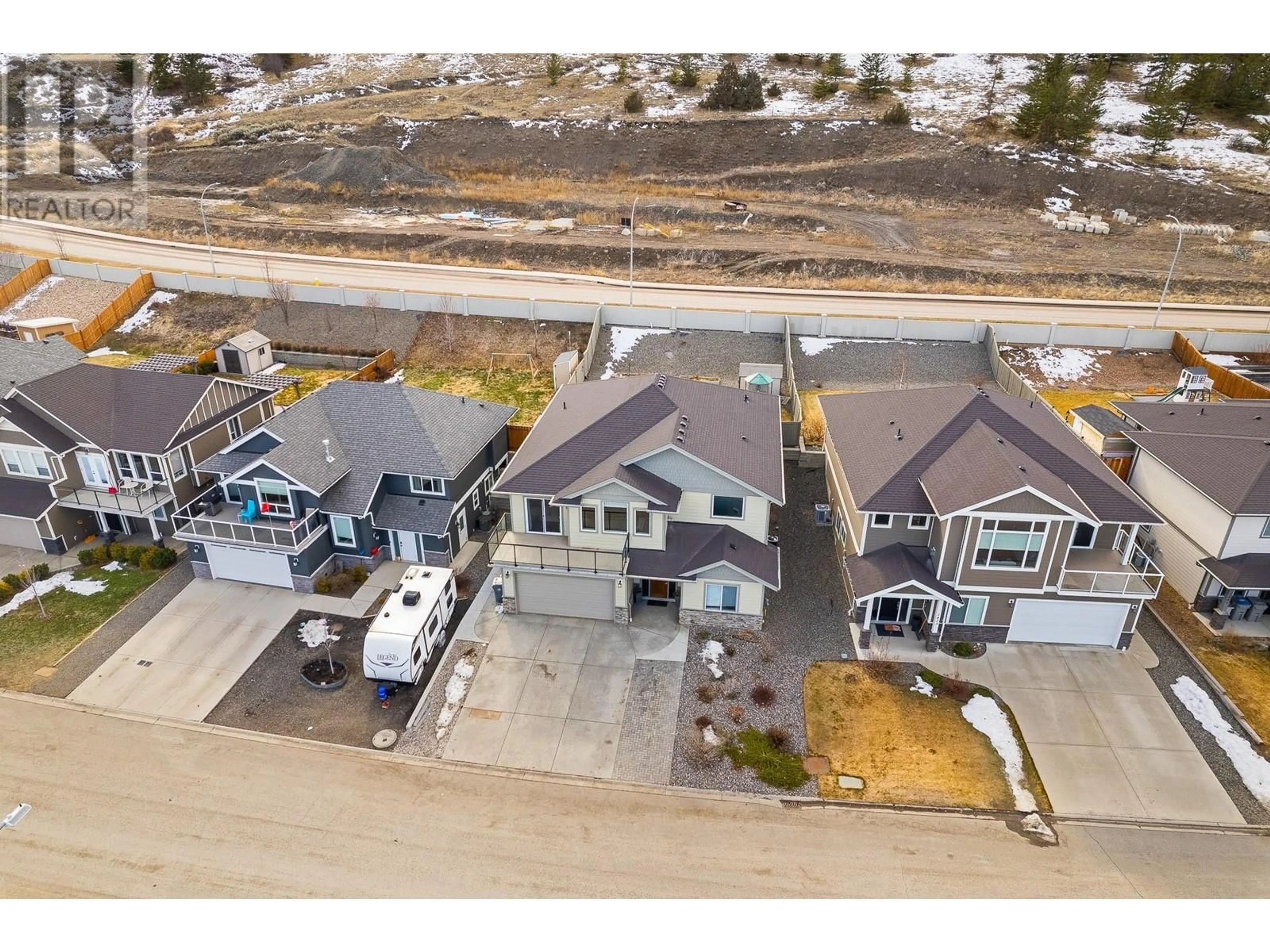 A pic from outside/outdoor area/front of a property/back of a property/a pic from drone, street for 1425 DUNBAR DRIVE, Kamloops British Columbia V1S0C6