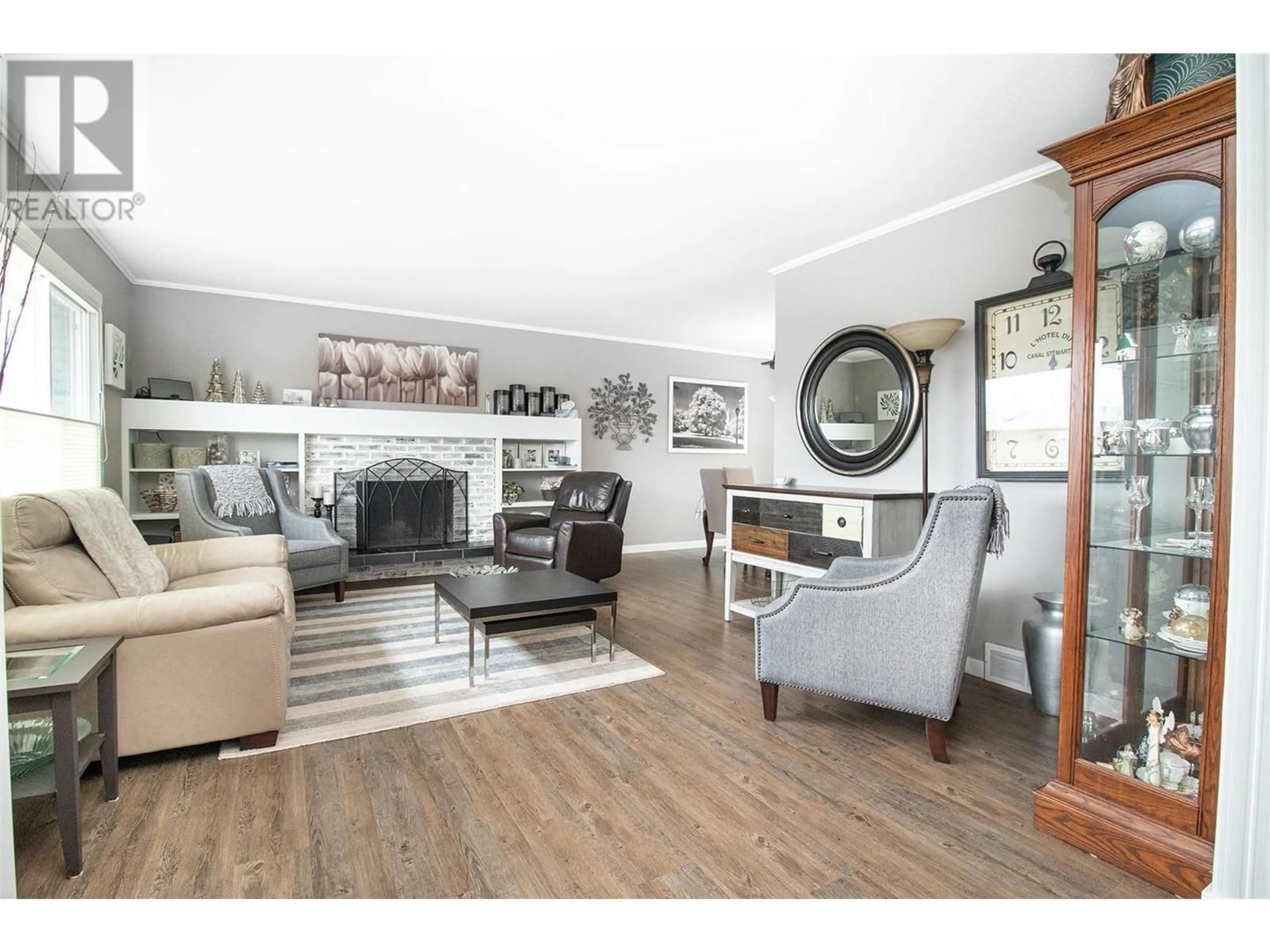 Living room with furniture, wood/laminate floor for 295 VENUS ROAD, Kelowna British Columbia V1X1H6