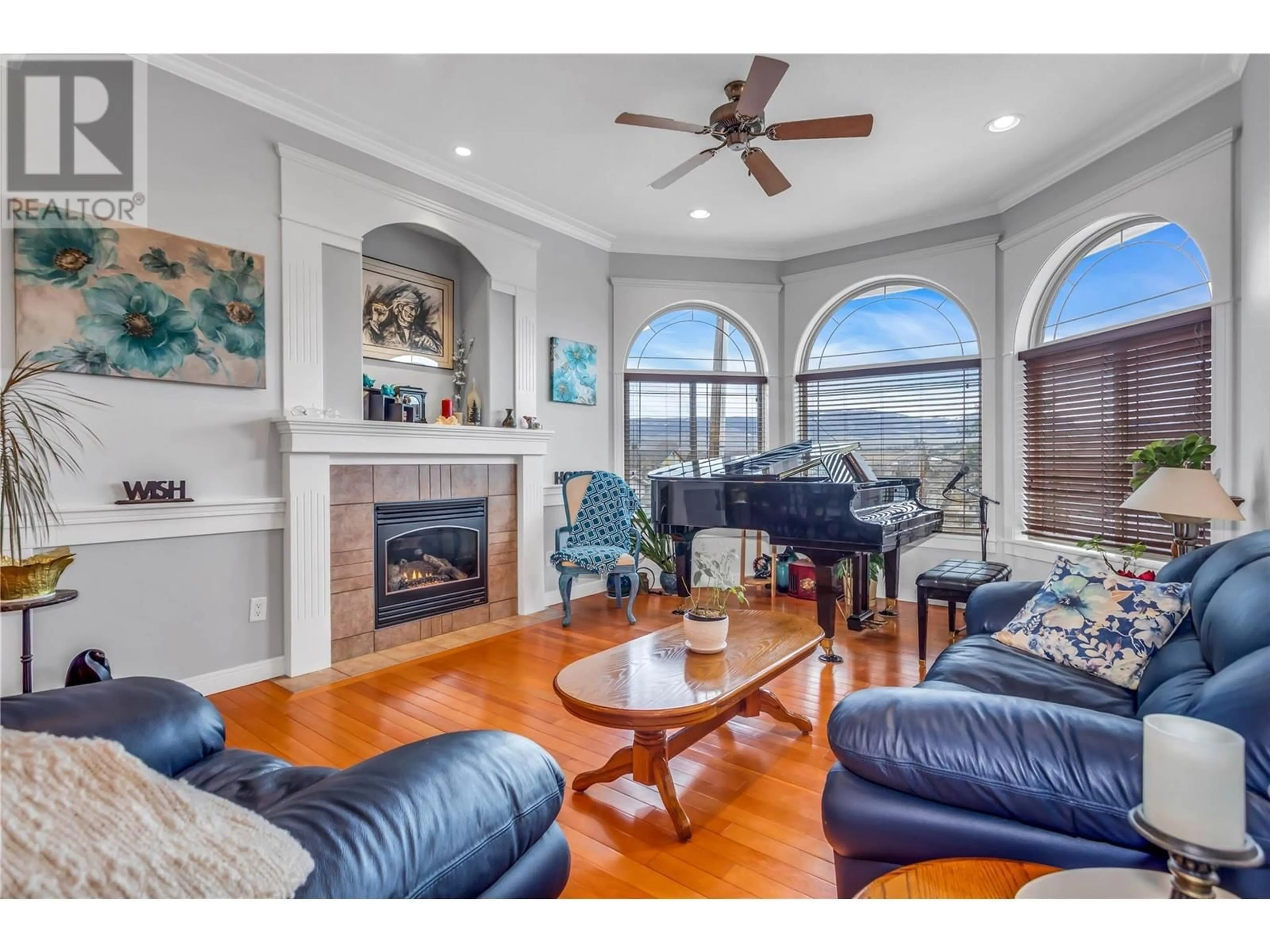 Living room with furniture, unknown for 334 MOUBRAY ROAD, Kelowna British Columbia V1V1R5